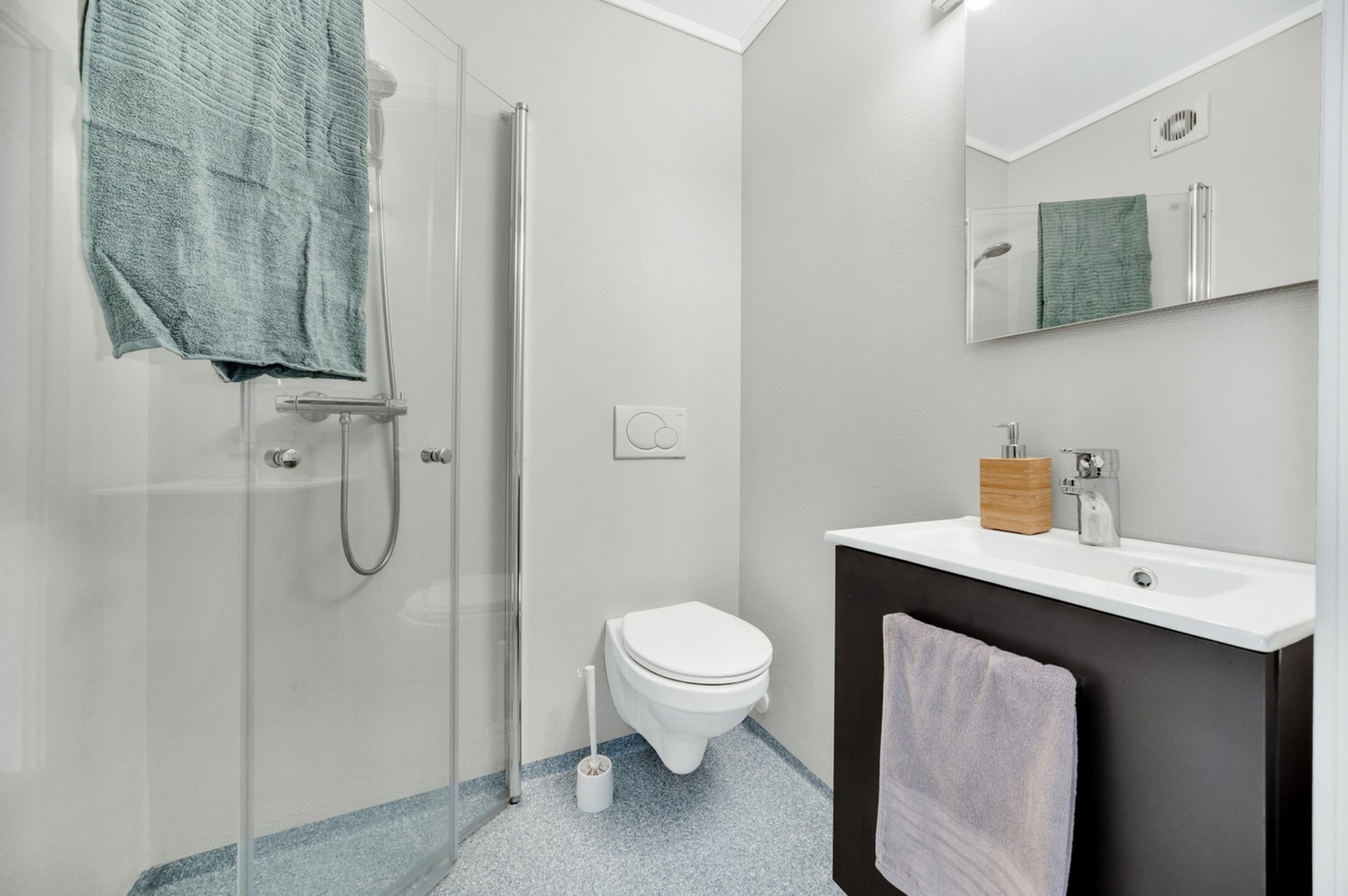 Badet ble oppgradert i 2008. Servant og dusjdører ble skiftet i 2022. Galleribilde