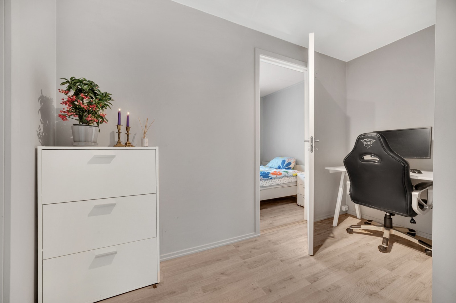 Entre har plass til garderobeskap for klesoppbevaring. Galleribilde