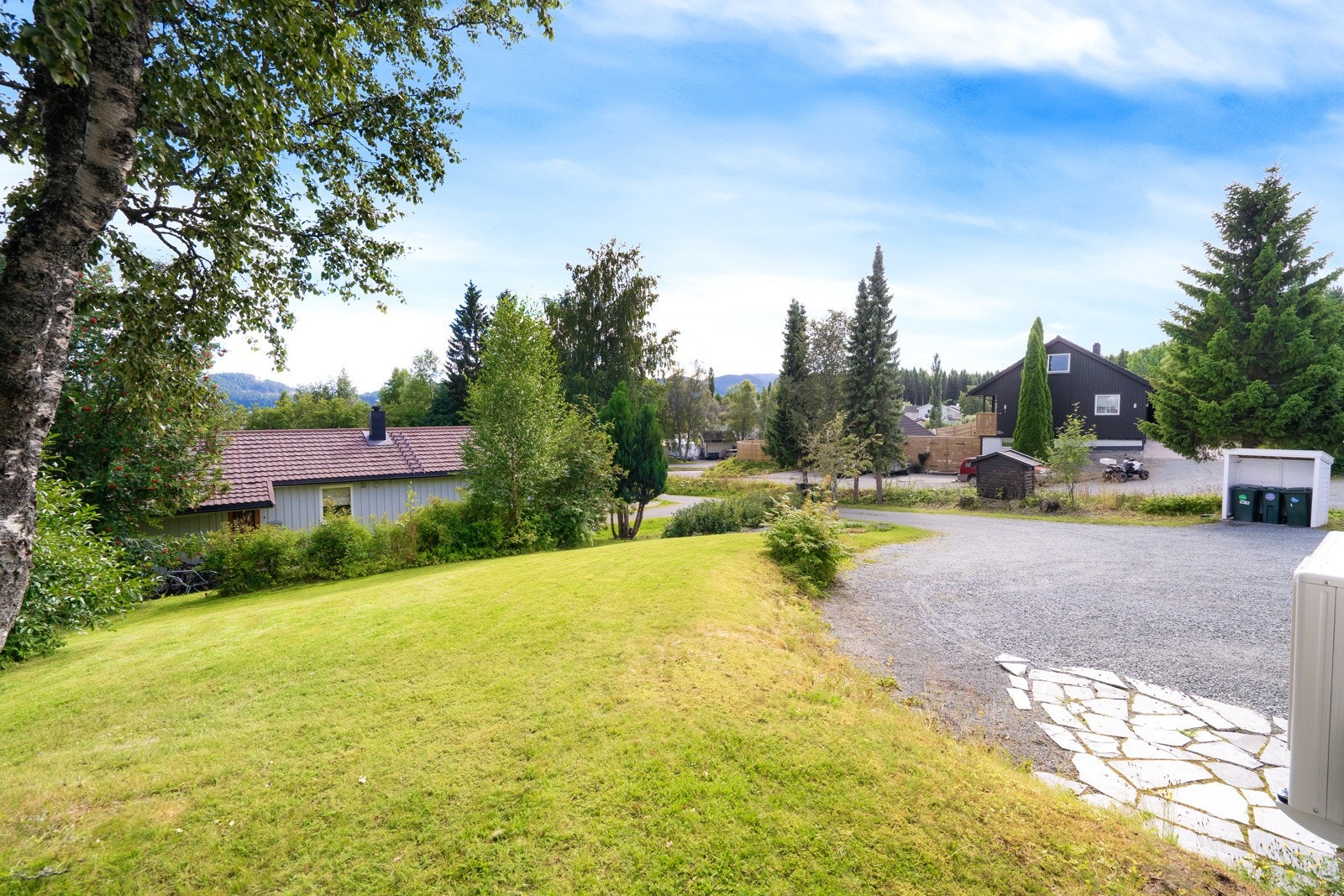 Eiendommen ligger fint plassert i et attraktivt og familievennlig boligområde på Tiller. Galleribilde