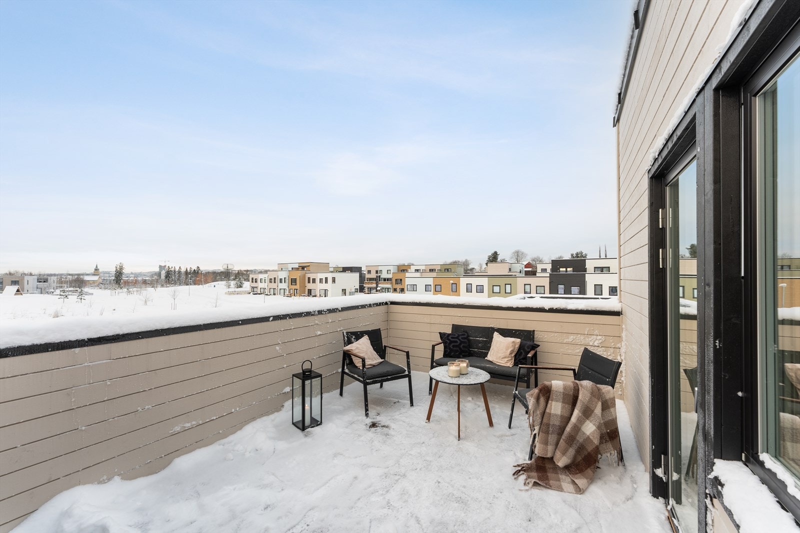 Utenfor soverommet oppe er det en takterrasse på ca. 15 kvm, med vid utsikt over nærliggende bolig- og naturområder. Galleribilde