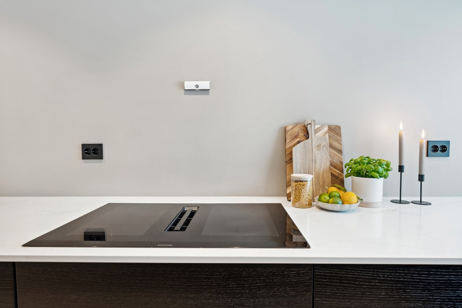 Kjøkkenet har oppgraderte hvitevarer levert av Samsung og Siemens. Galleribilde