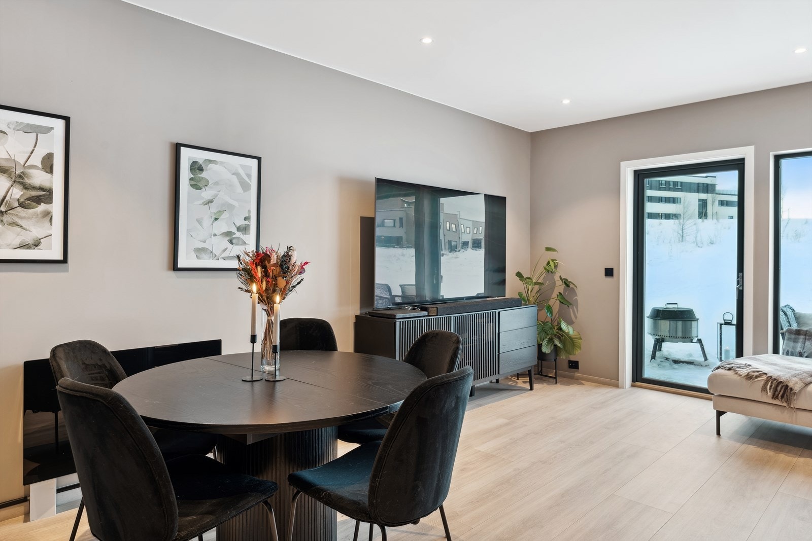 Stuen er naturlig inndelt i ulike brukssoner, og det passer utmerket å innrede med spiseplass utenfor kjøkkenet. Galleribilde