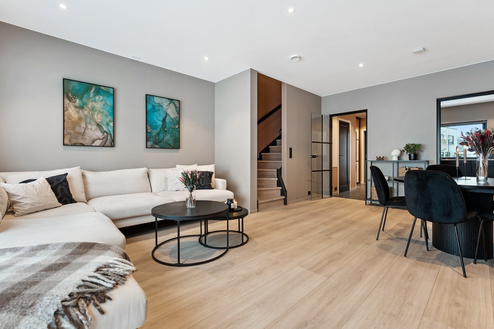 Rekkehuset har en rekke flotte tilvalg, som downlights, bred 1-stavs laminat og innvendige dører i heltre. Galleribilde