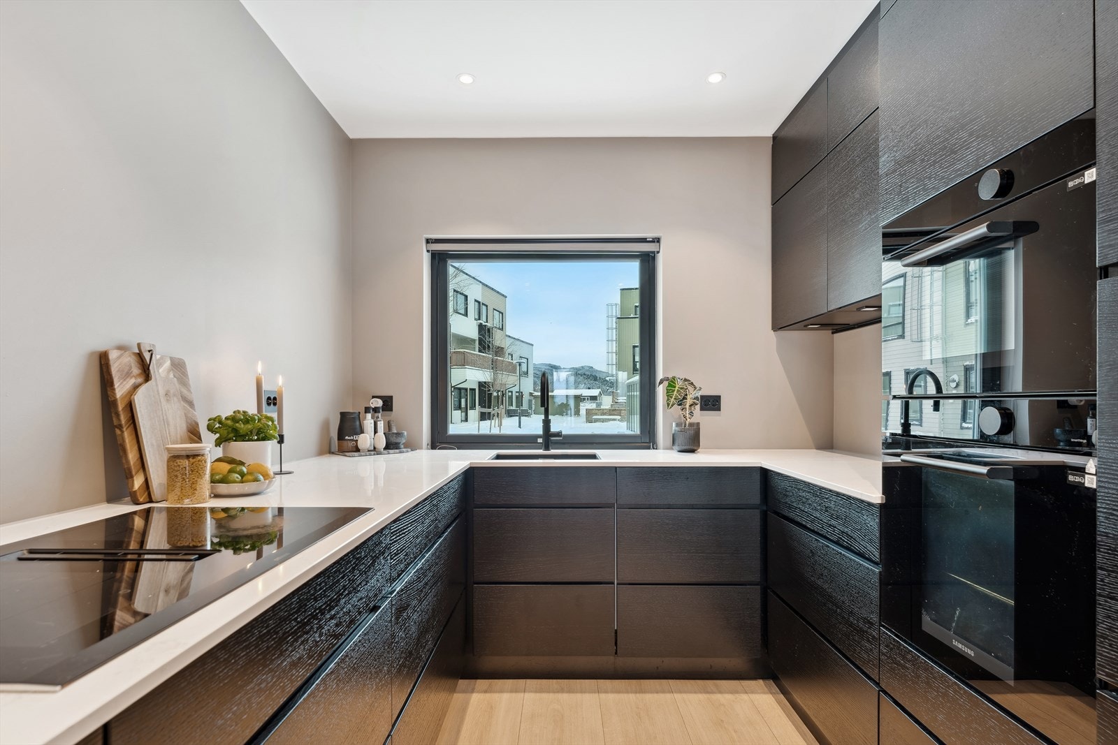 På kjøkkenet er det platetopp, stekeovn med dampfunksjon, oppvaskmaskin, side by side kjøleskap og steke-/mikrobølgeovn. Galleribilde