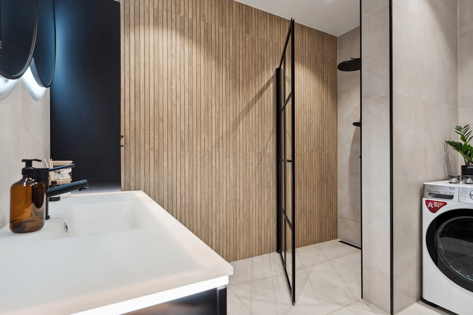 På badet er det gulvvarme, opplegg for vaskemaskin og vegghengt toalett uten spylekant. Galleribilde