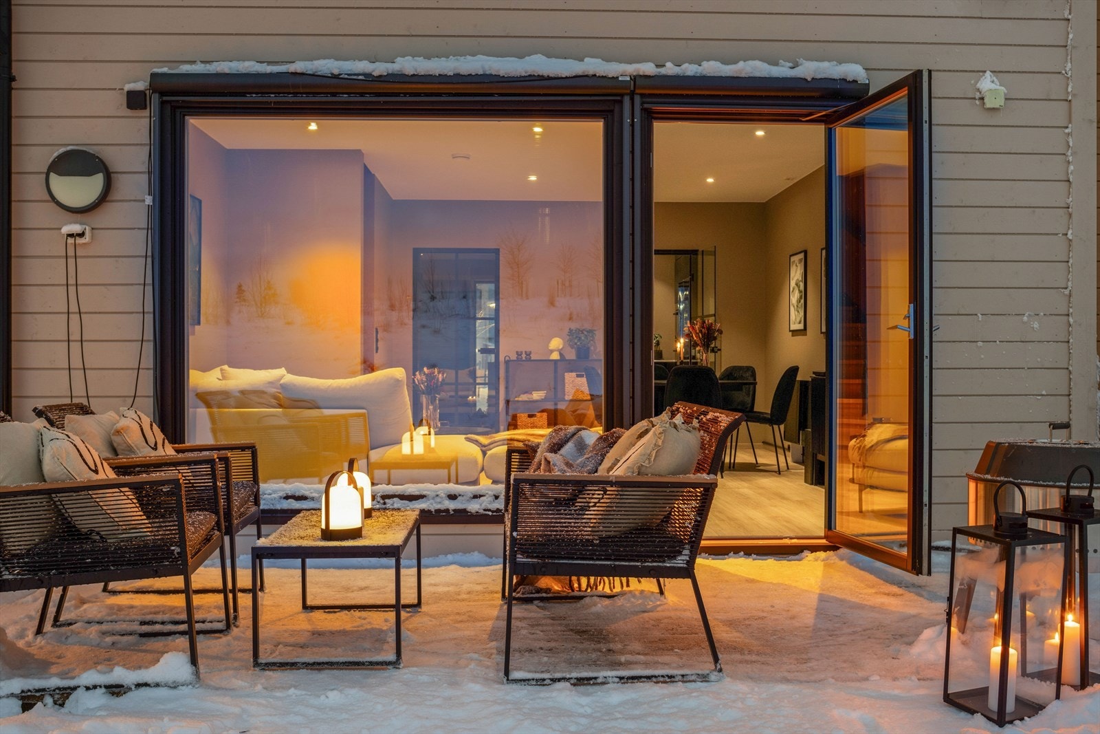 Beliggenheten er rolig og barnevennlig, med gangavstand til butikk, flotte turmuligheter og skole for alle trinn. Galleribilde