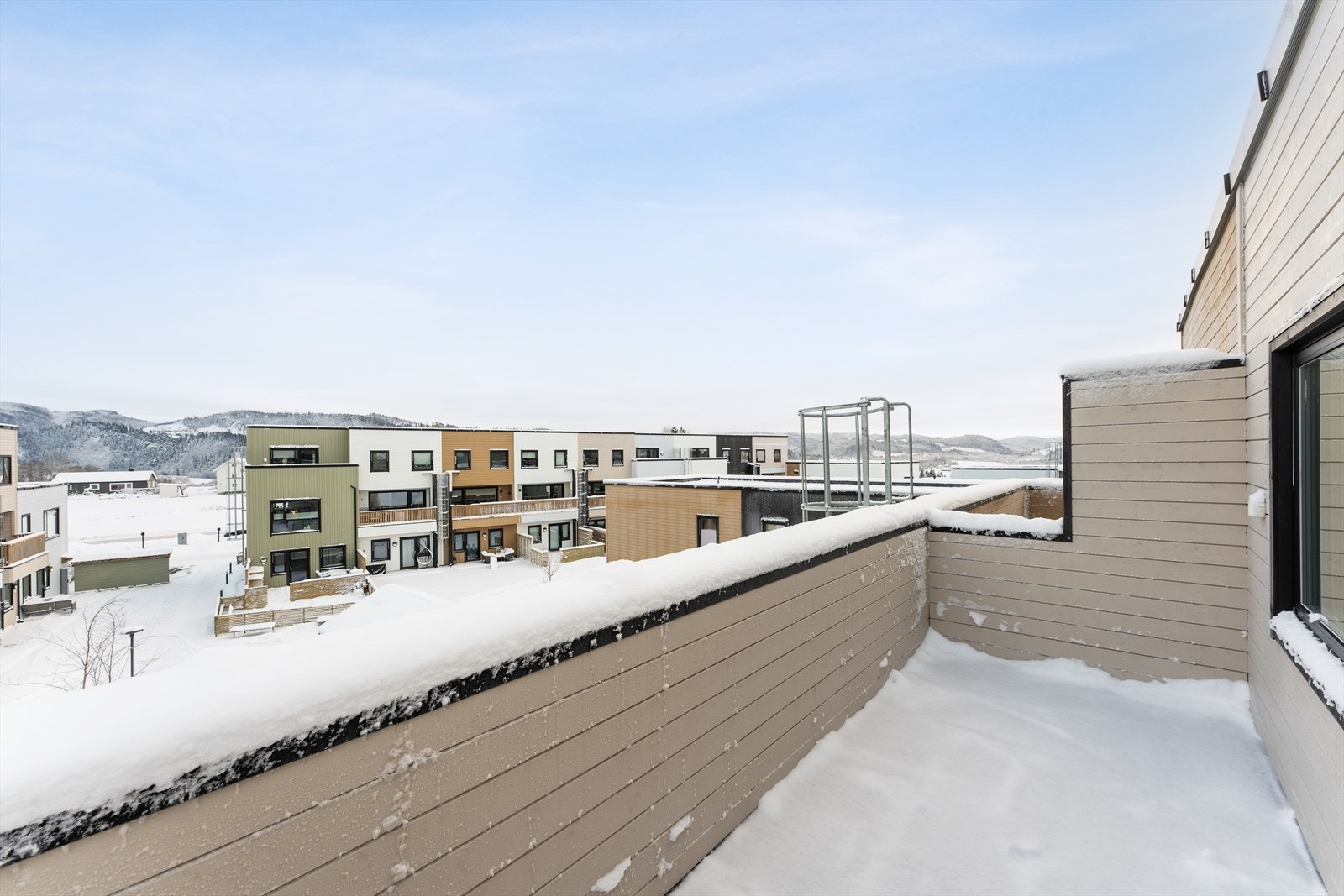 Loftstuen har utgang til en takterrasse på ca. 9 kvm, med levegg og god utsikt over nærområdene. Galleribilde