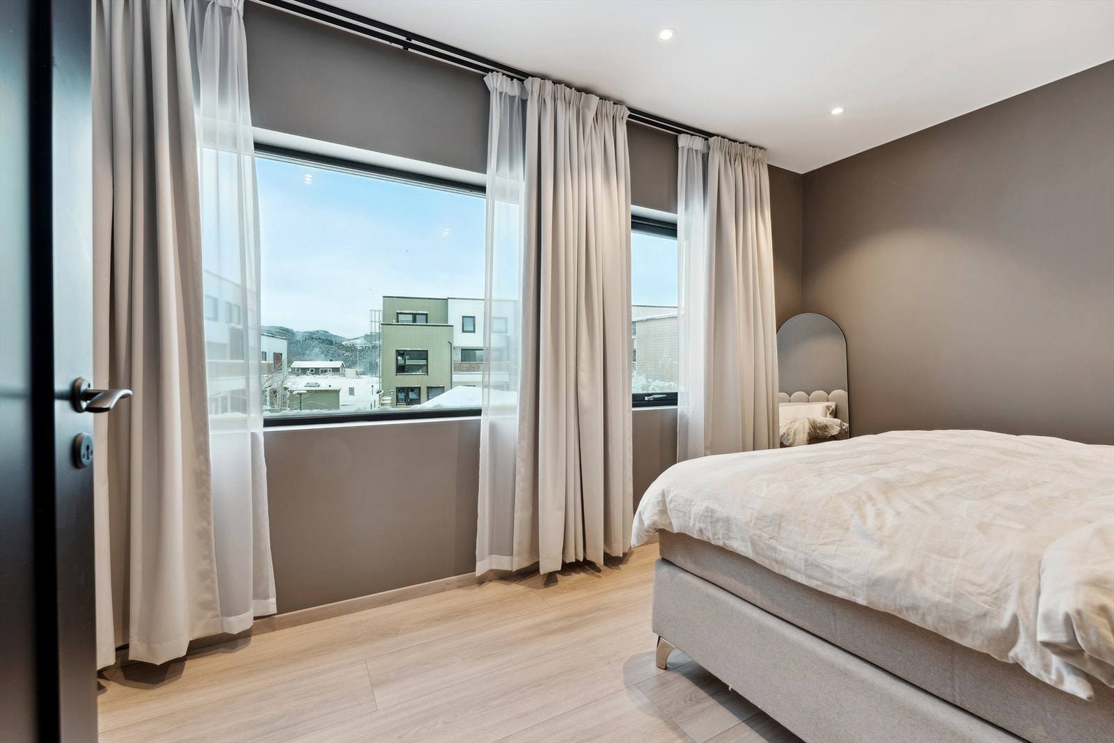 På hovedsoverommet strømmer lyset inn via store vinduer. Galleribilde