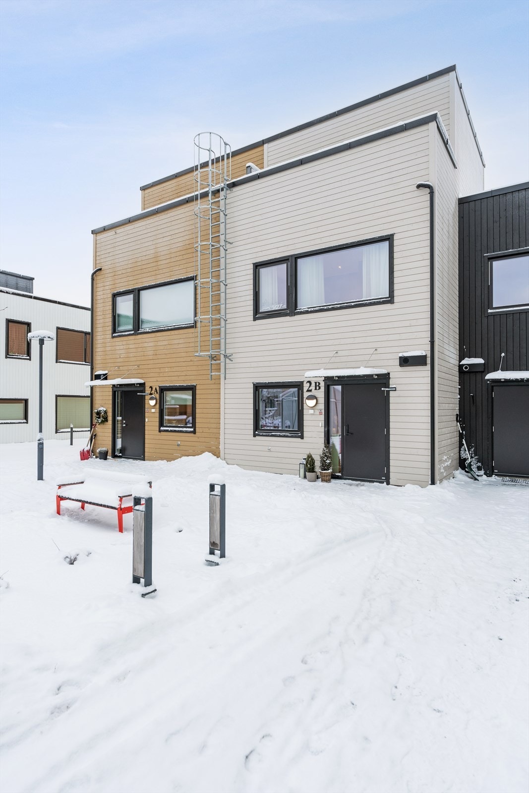 Rekkehuset går over tre plan, og har trappefri adkomst via en overbygd ytterdør med Yale Doorman. Galleribilde