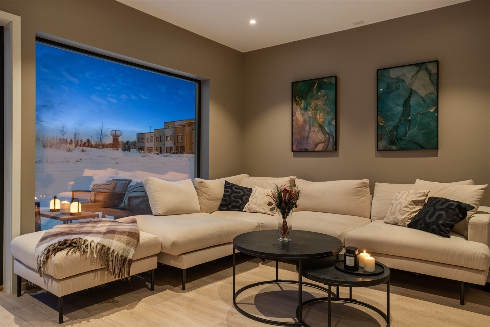 Boligen har innvendig duette for vinduer og utvendige screens i første etasje - alt levert av Fasade produkter. Galleribilde