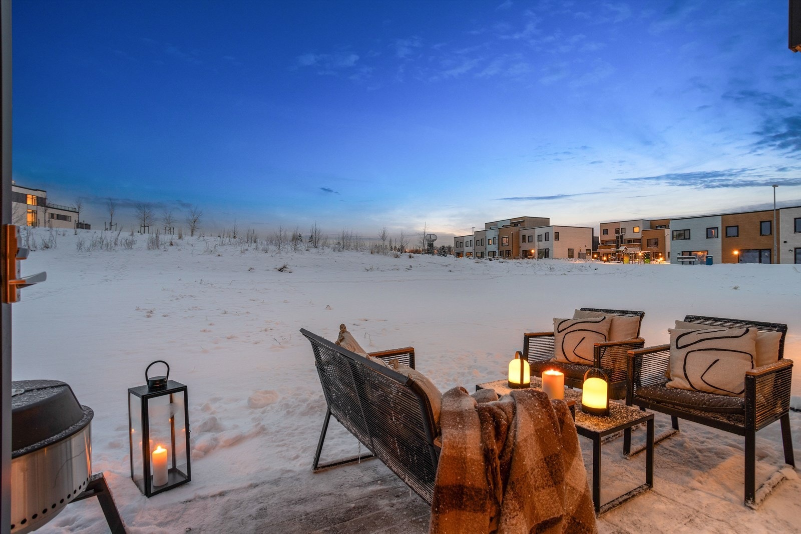 Stuen har utgang til en terrasse på ca. 7 kvm, og det er direkte adkomst til et fellesområde med store grøntarealer. Galleribilde