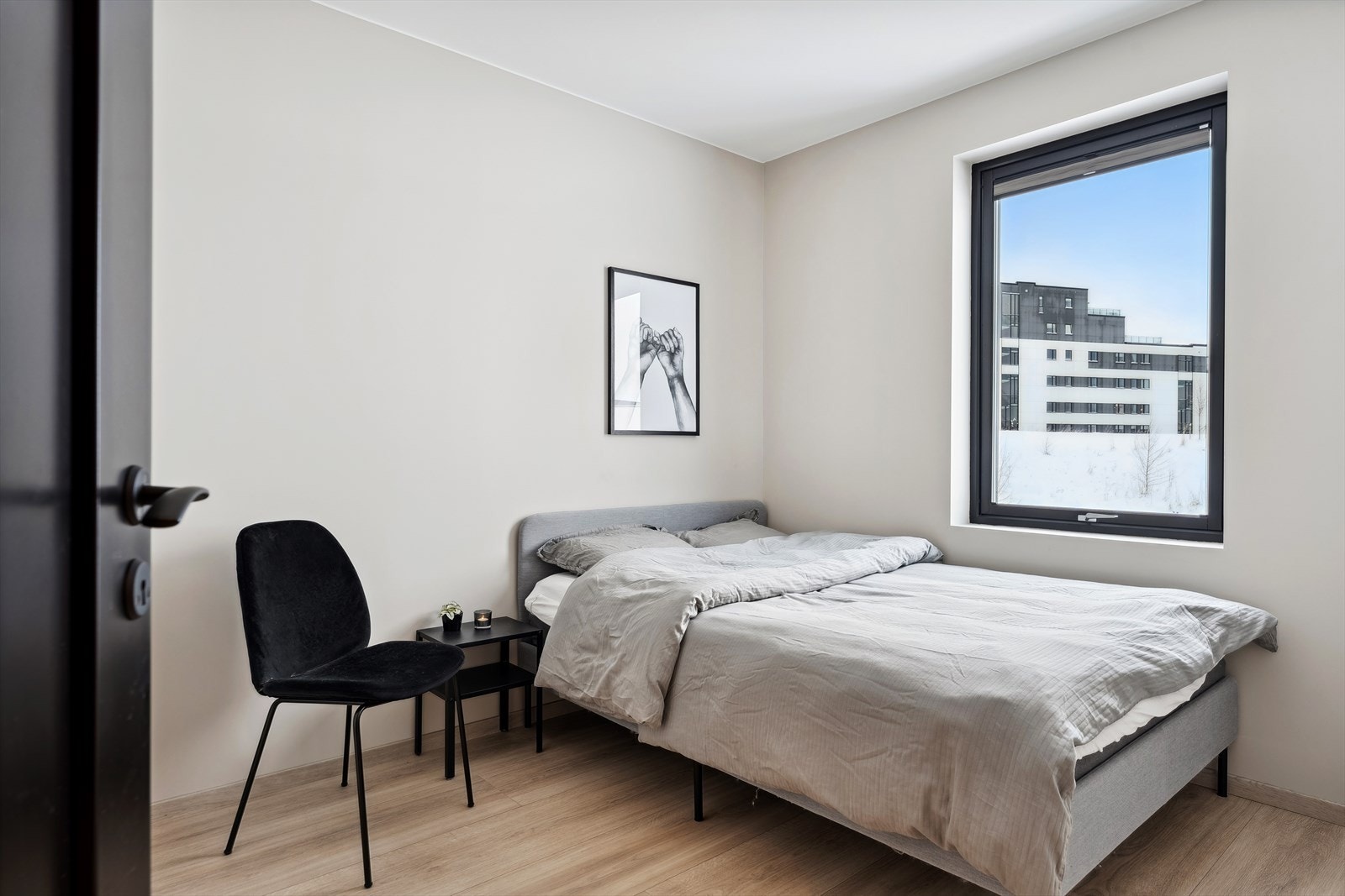 Soverommene nede er tildelt arealer på henholdsvis ca. 5,5, 9 og 13,5 kvm, mens rommet oppe måler ca. 8 kvm. Galleribilde