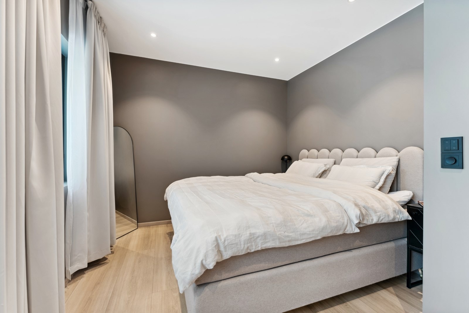 Rekkehuset har fire stilfulle soverom - ett i tredje etasje og tre i andre etasje. Galleribilde