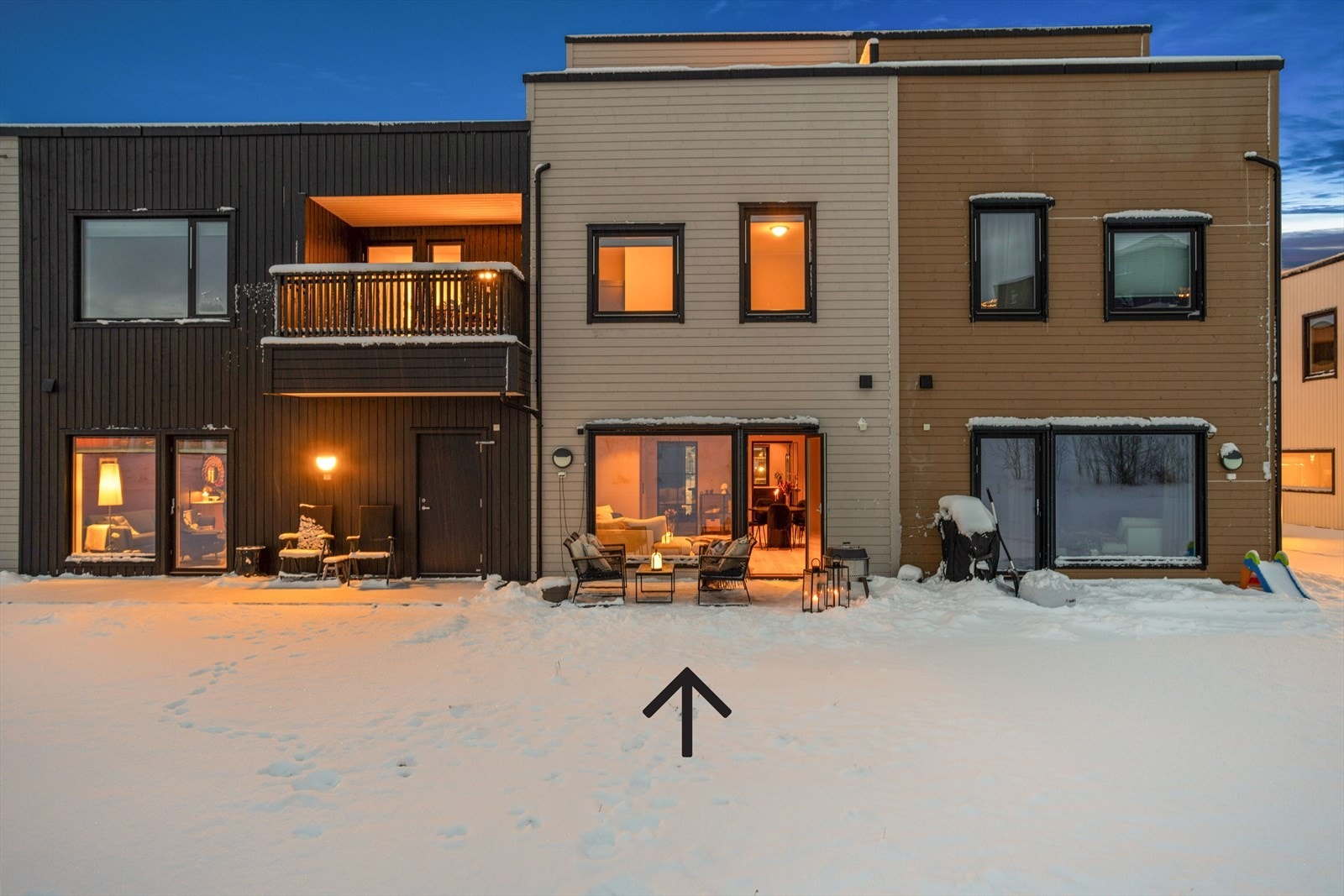 Rekkehuset har en god plassering i feltet, samt er betydelig påkostet i prosjekteringsfasen. Galleribilde