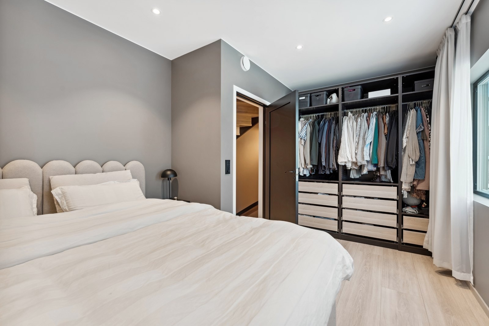 Hovedsoverommet har et stort og åpent skap med skuffer, hyller og stenger for oppheng. Galleribilde