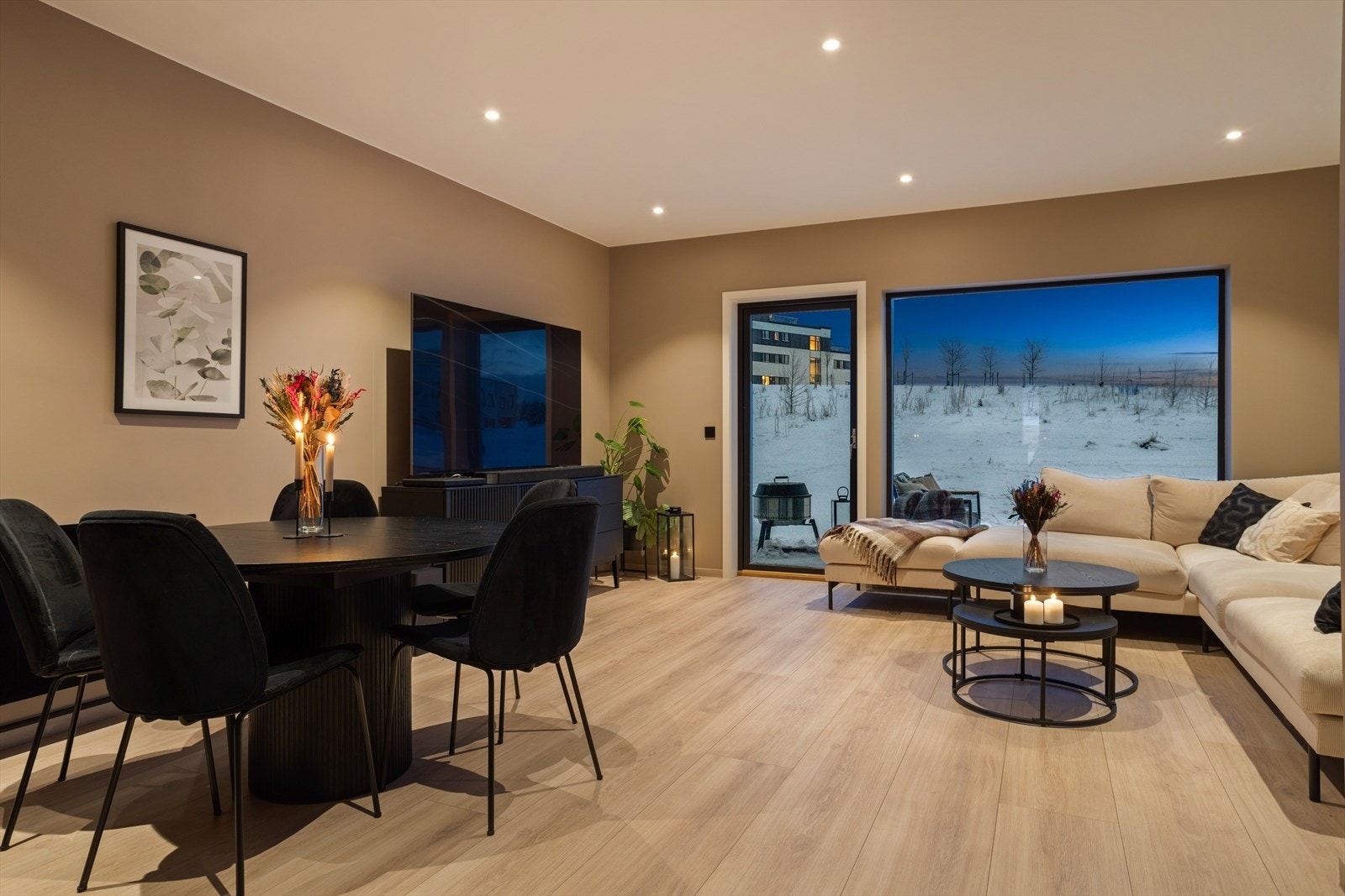 Aktiv Eiendomsmegling v/ Marius Kvalvik har gleden av å presentere Movollflata 2B - et lekkert rekkehus med moderne standard fra 2022. Galleribilde