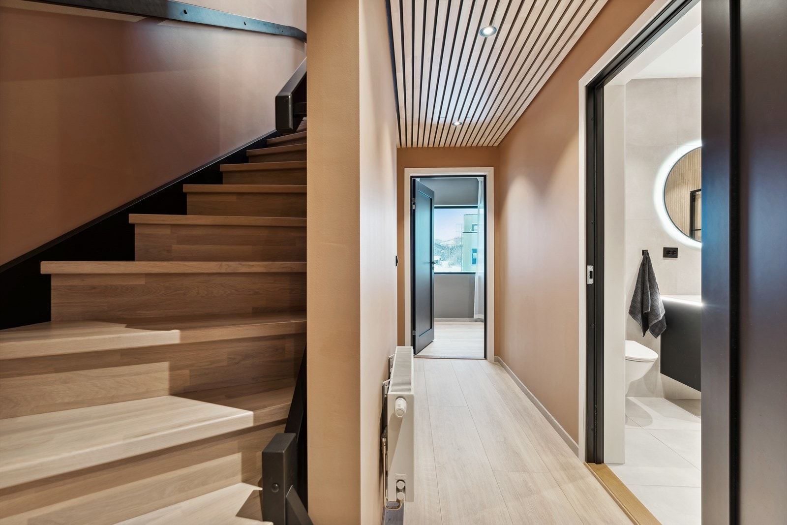 Både gangen nede og gangen i andre etasje har trendy spiler i taket. Galleribilde