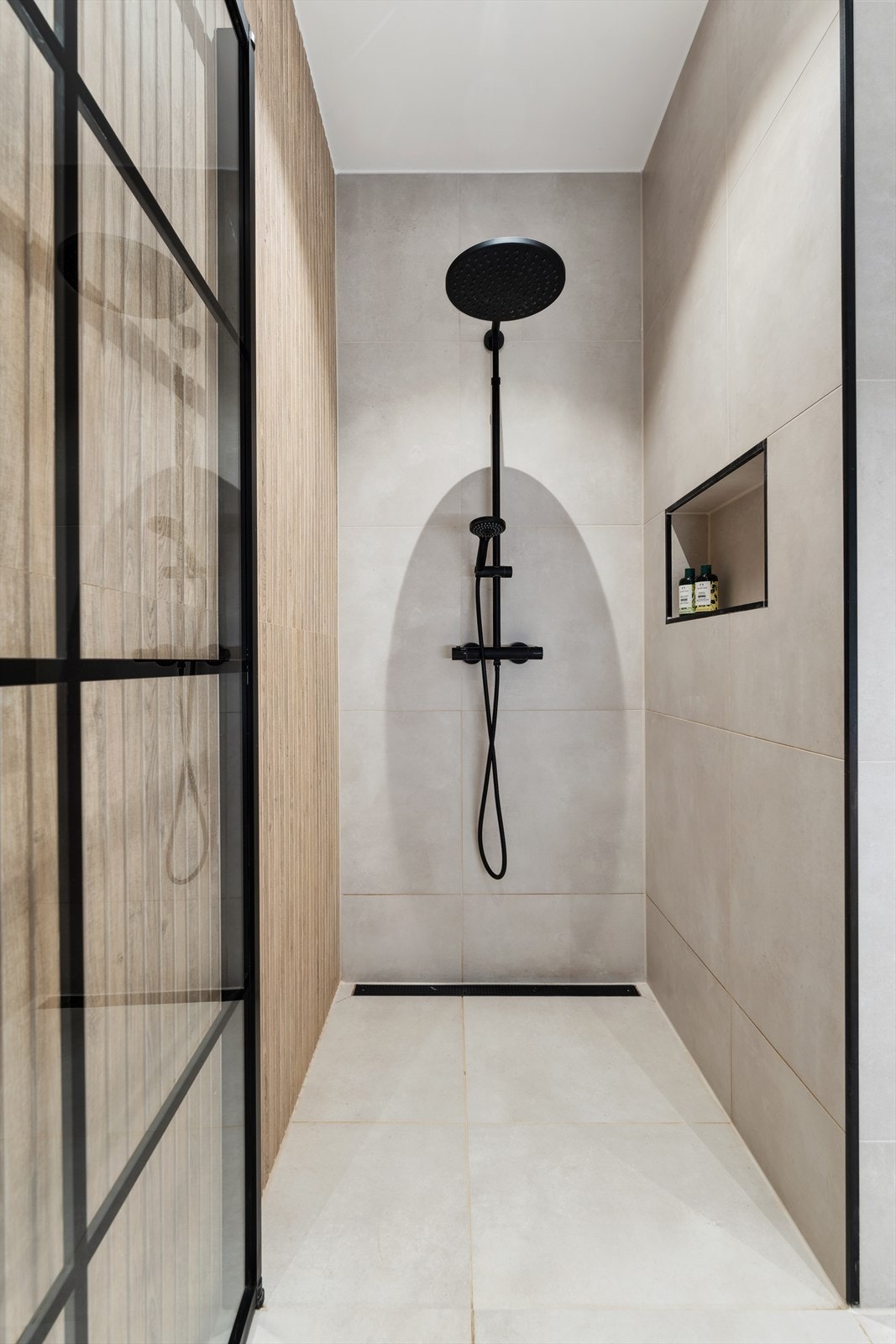 Dusjnisjen ble oppgradert med stor regnfallsdusj som tilvalg. Galleribilde