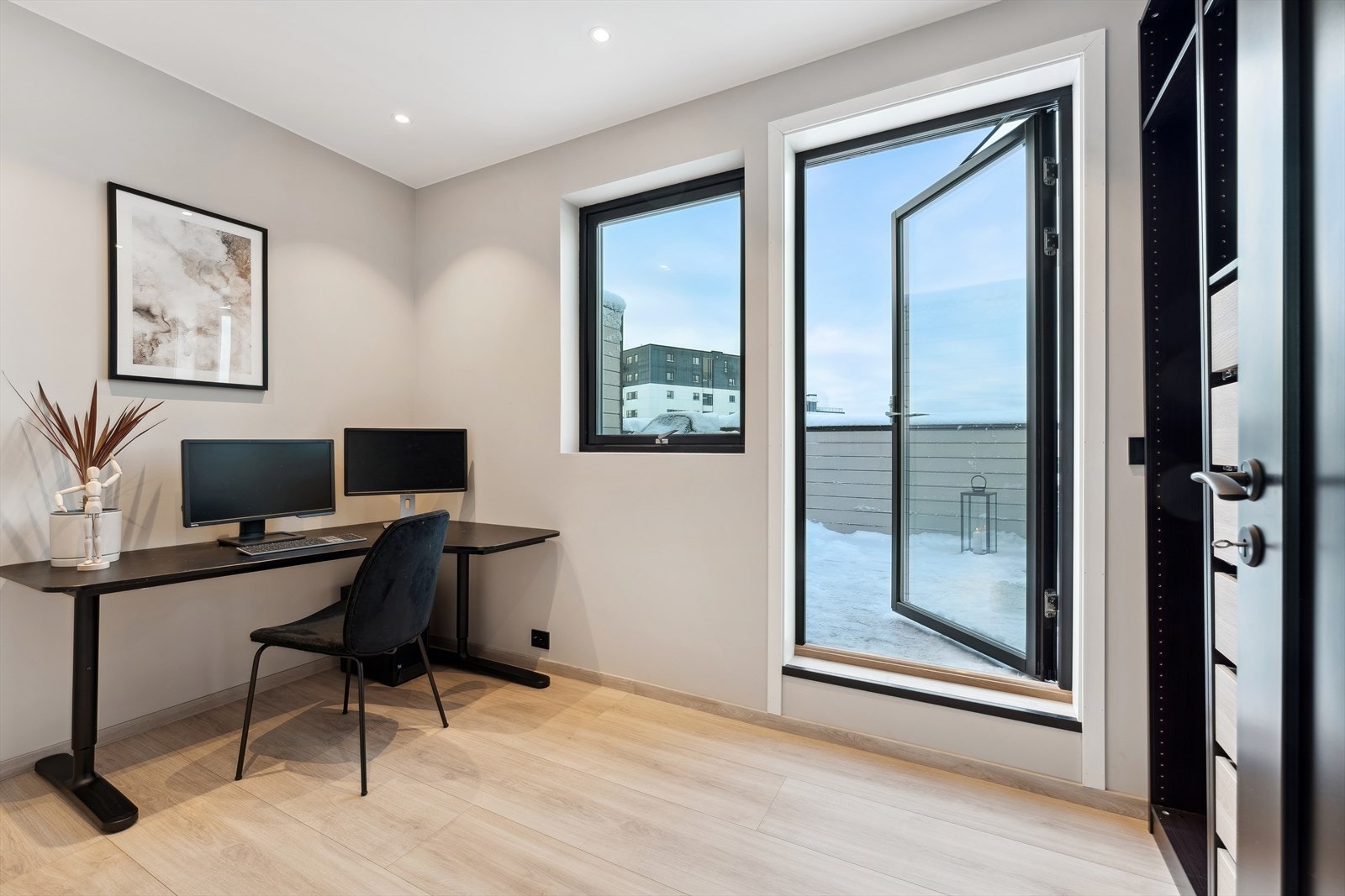 Hele fire soverom gir mange valgmuligheter til familien, og rommet oppe benyttes som kontor. Galleribilde