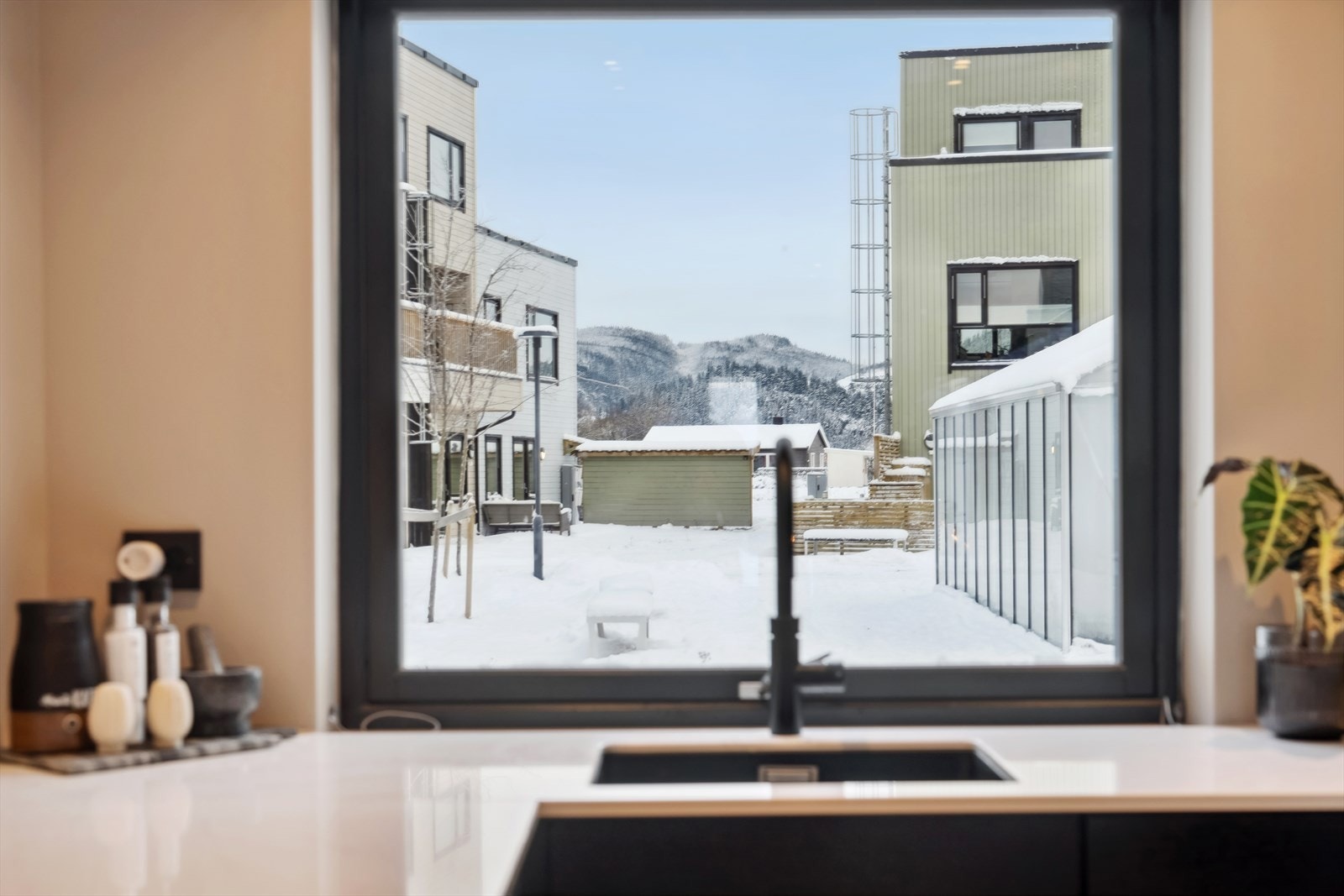 På kjøkkenet er det valgt en lekker benkeplate i silestone, og oppvaskkummen har Quooker-kran. Galleribilde