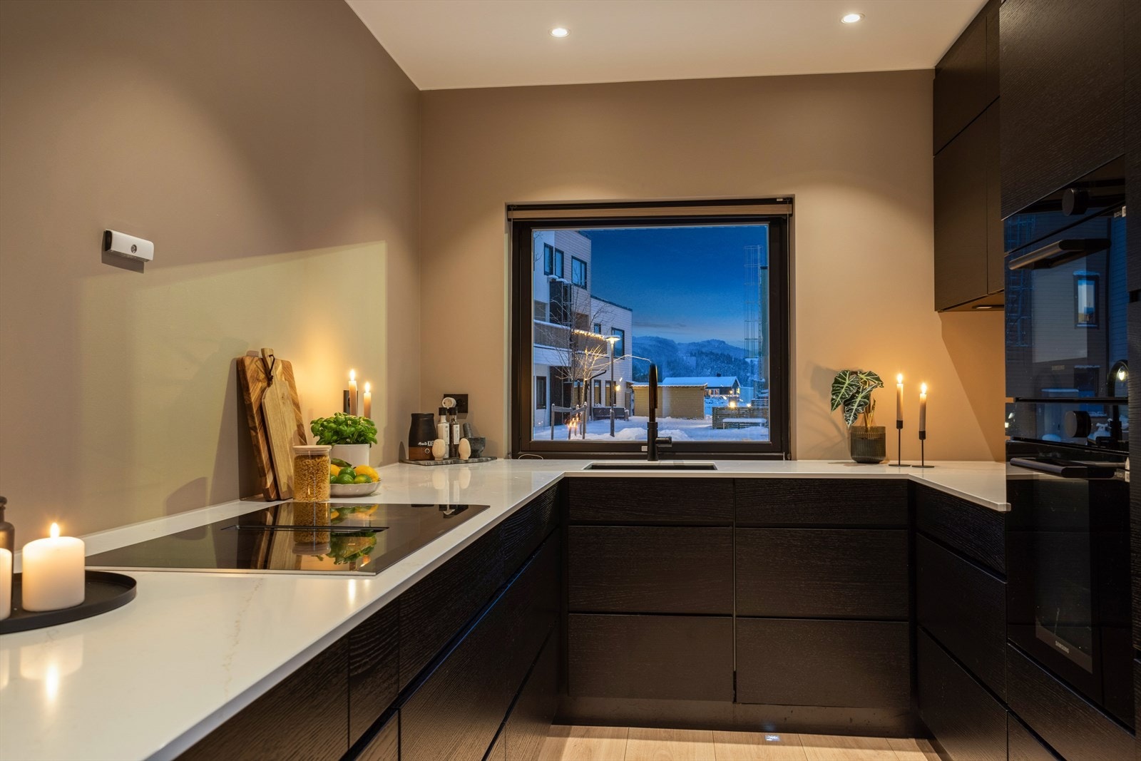 For et luftigere uttrykk er overskap i stor grad droppet til fordel for åpne flater, men det er likevel god skapplass. Galleribilde