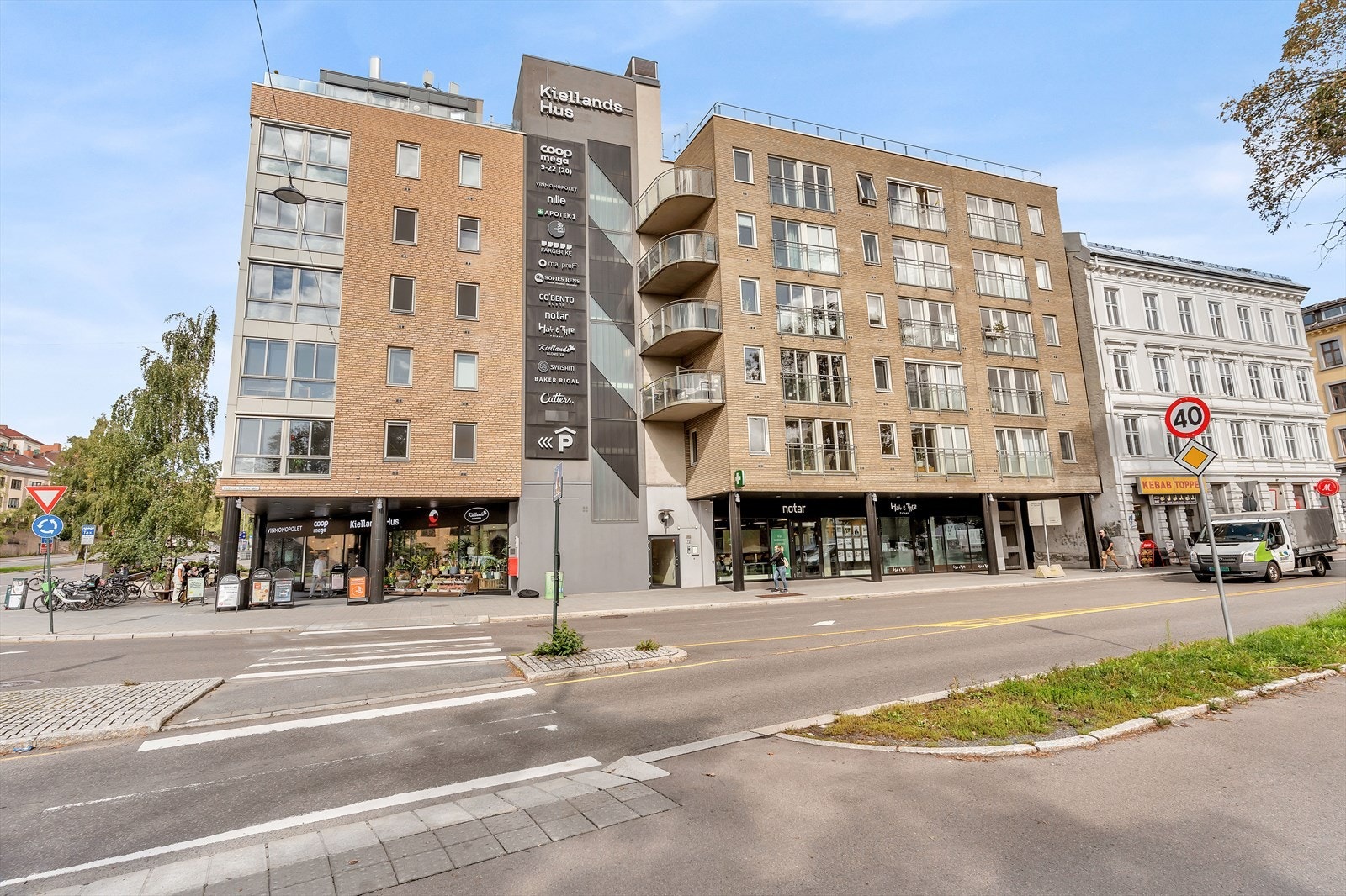 Leiligheten har en sentral beliggenhet på populære Alexander Kiellands plass med nærhet til "alt" av fasiliteter og fine parkområder. Coop Extra, bokhandel, Nille, Vinmonopolet m.m. ligger i samme bygg. Galleribilde