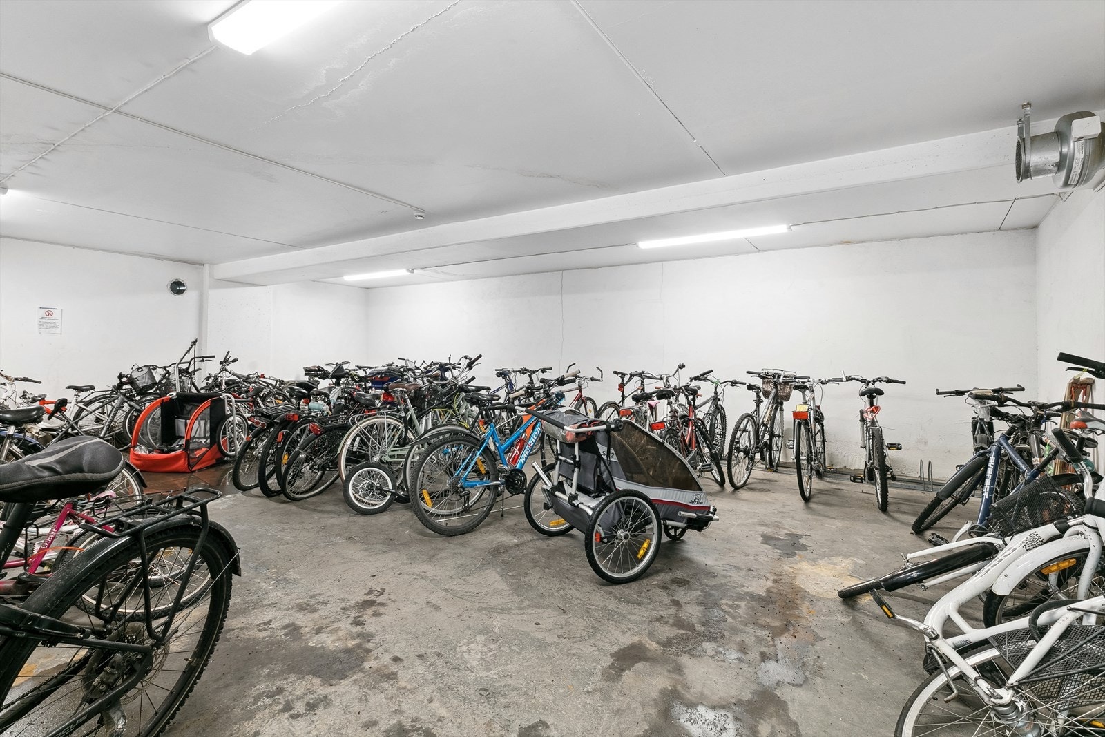 Felles sykkelbod med tilkomst fra garasjeplan. Galleribilde