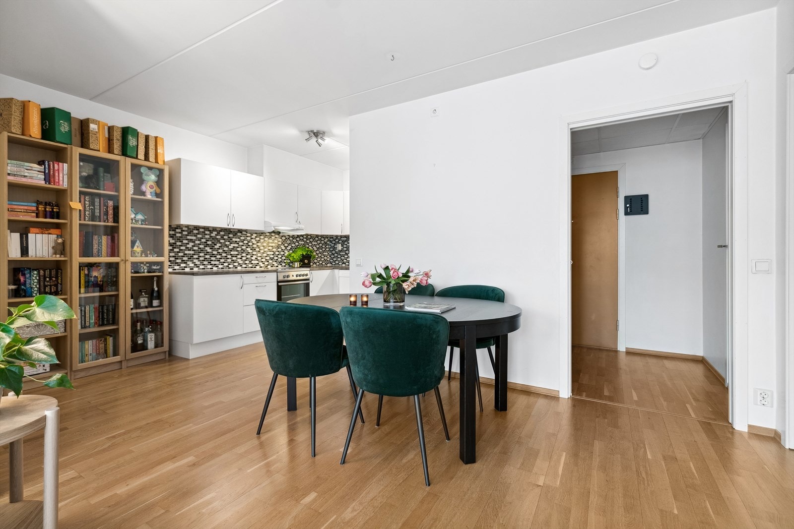 Det er god plass til en større spisegruppe i leiligheten. Galleribilde