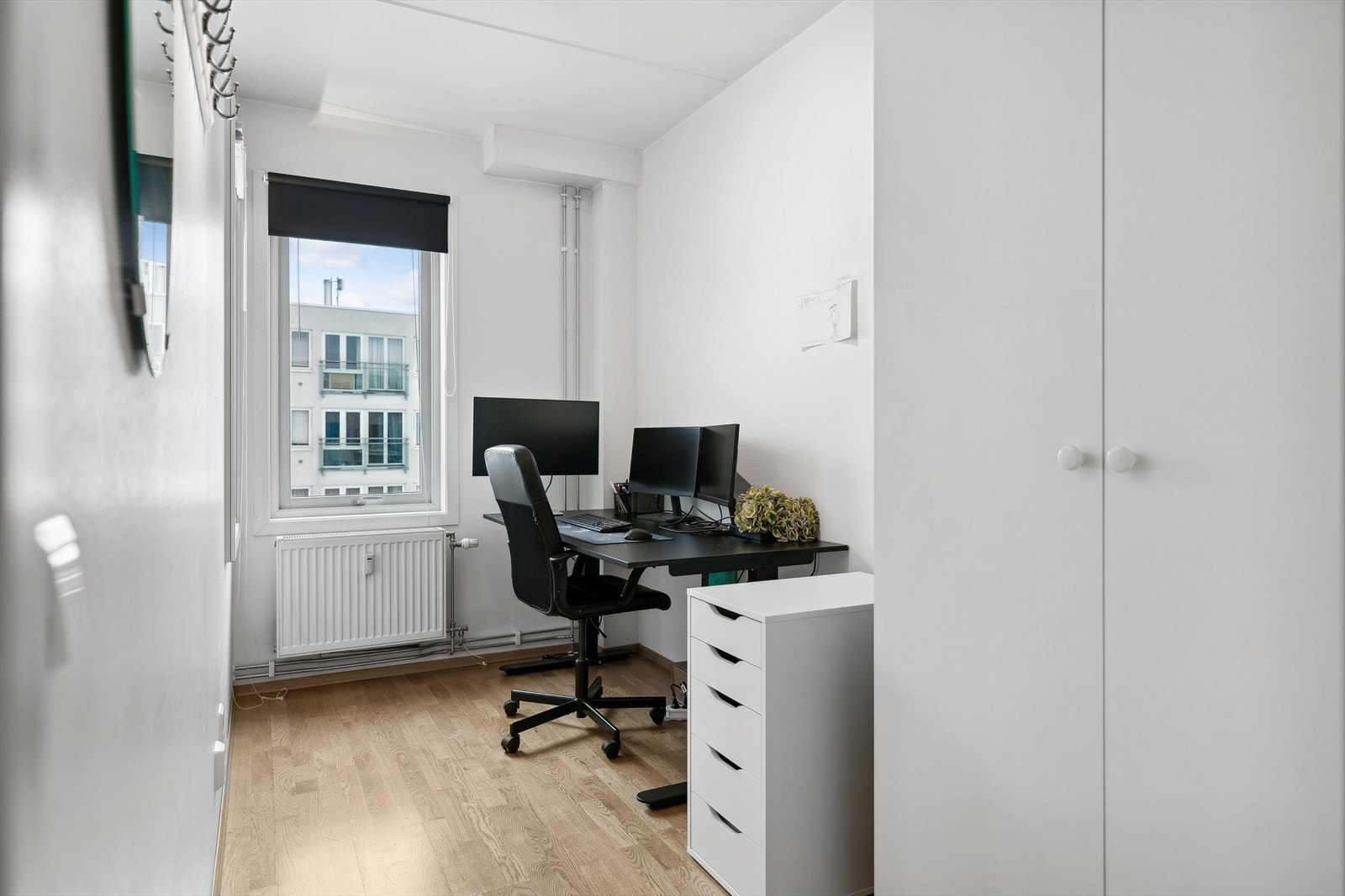 Soverom to kan fint brukes som gjesterom, kontor eller barnerom. Dette vender også ut mot den stille bakhagen. Galleribilde