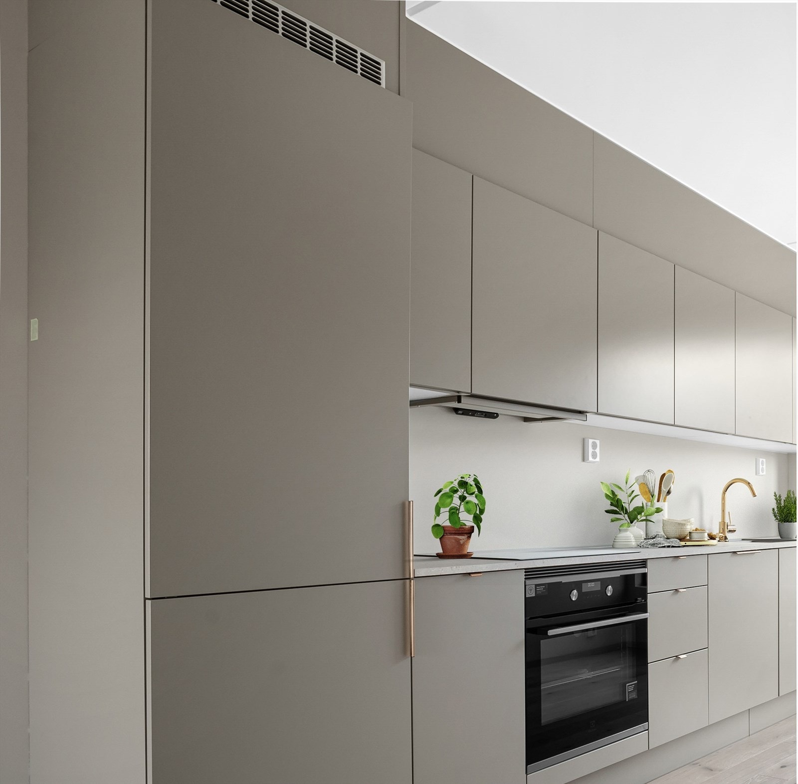 Kjøkken med lyse skapfronter fra HTH Galleribilde