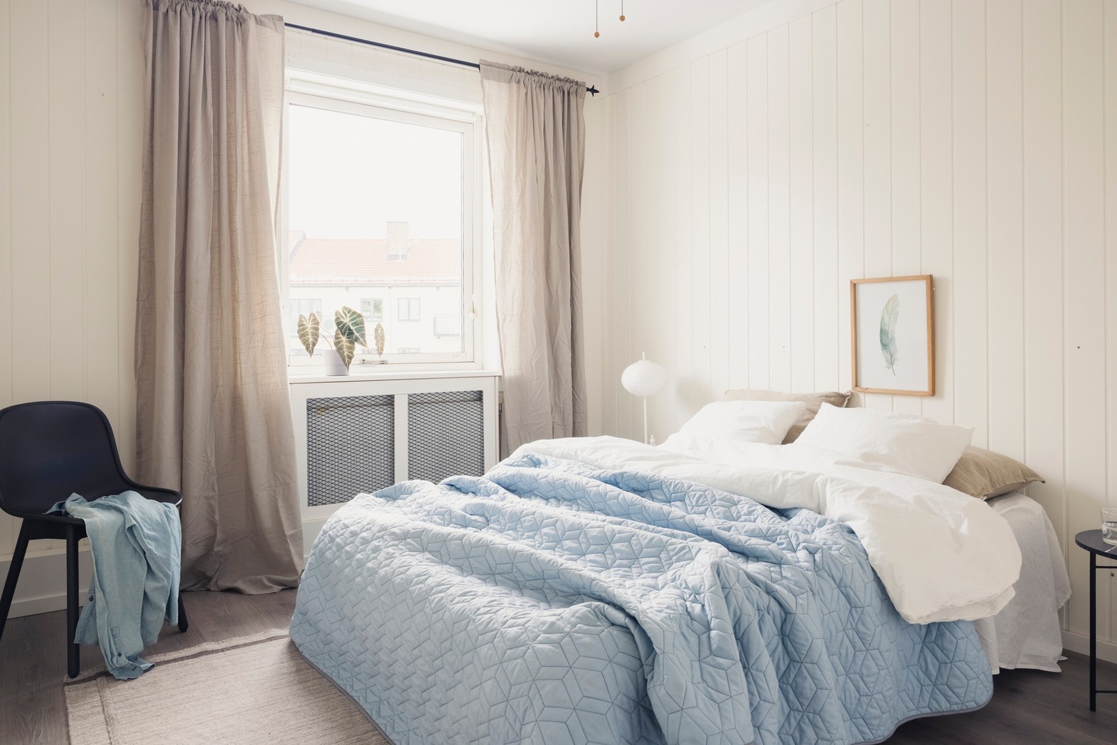 Hovedsoverom med god plass til dobbeltseng og nattbord. Galleribilde