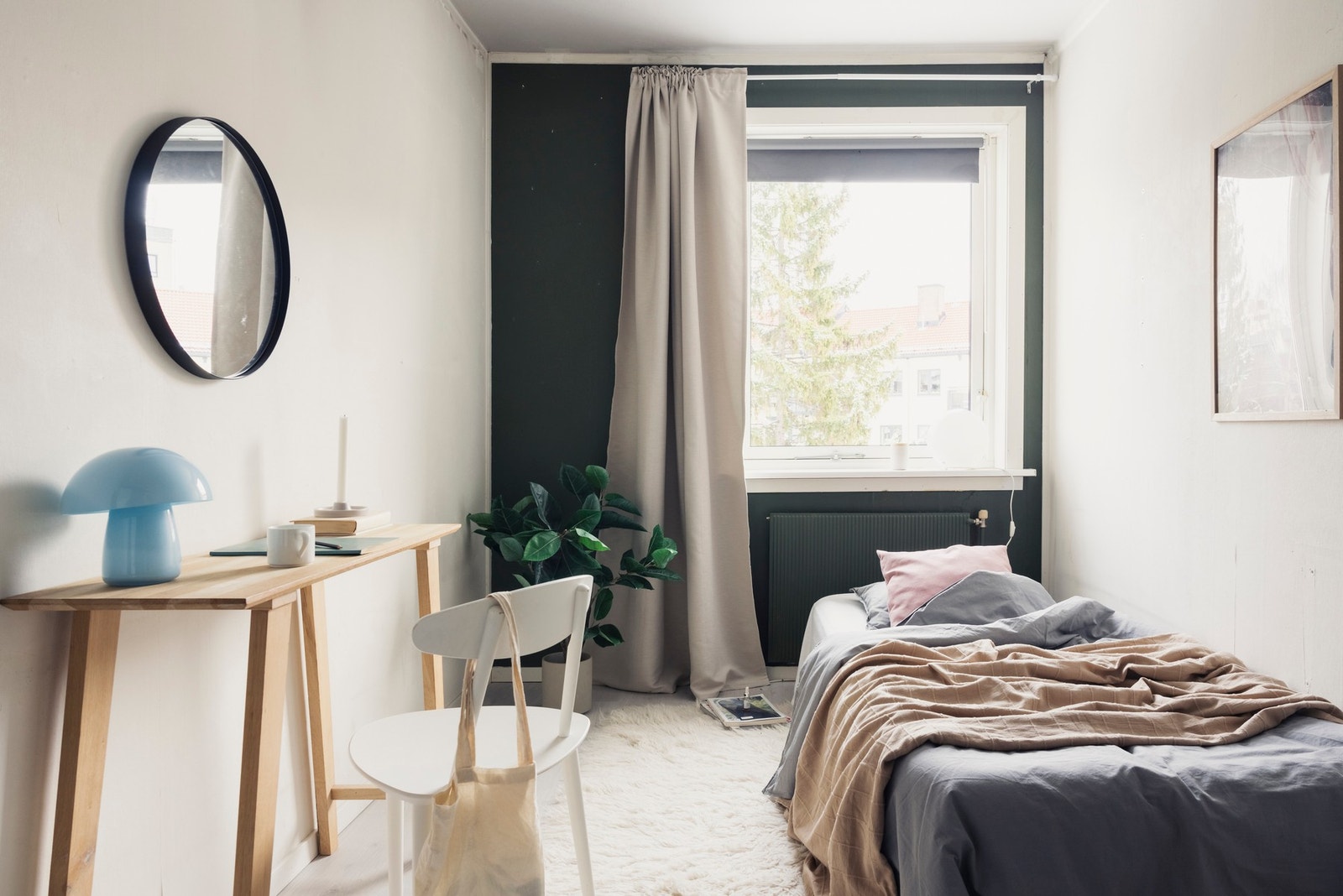 God plass til seng og annen innredning. Galleribilde