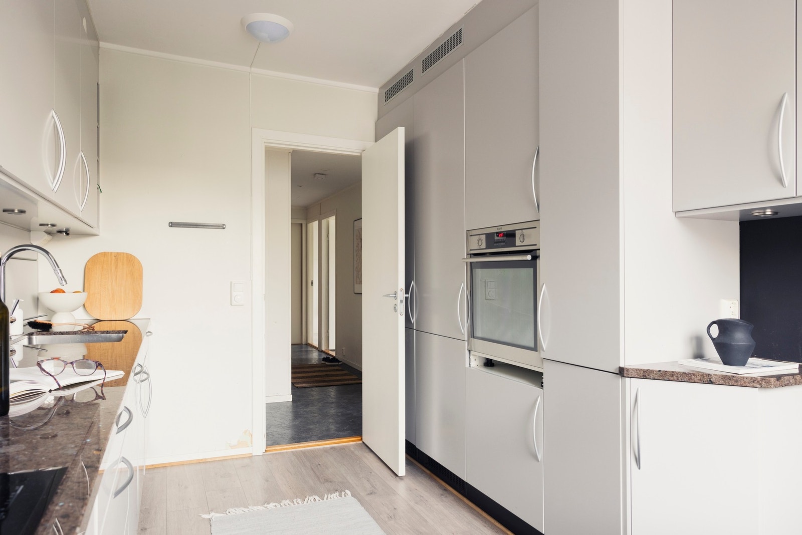 Integrerte hvitevarer plassert i god arbeidshøyde. Galleribilde