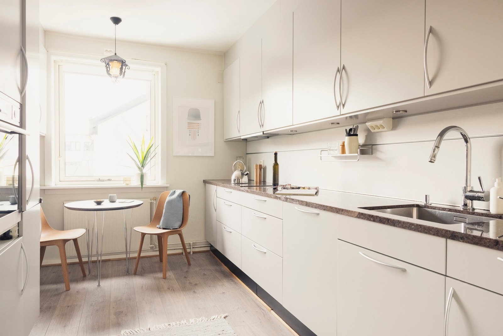 Separat kjøkken med praktisk innredning. Galleribilde