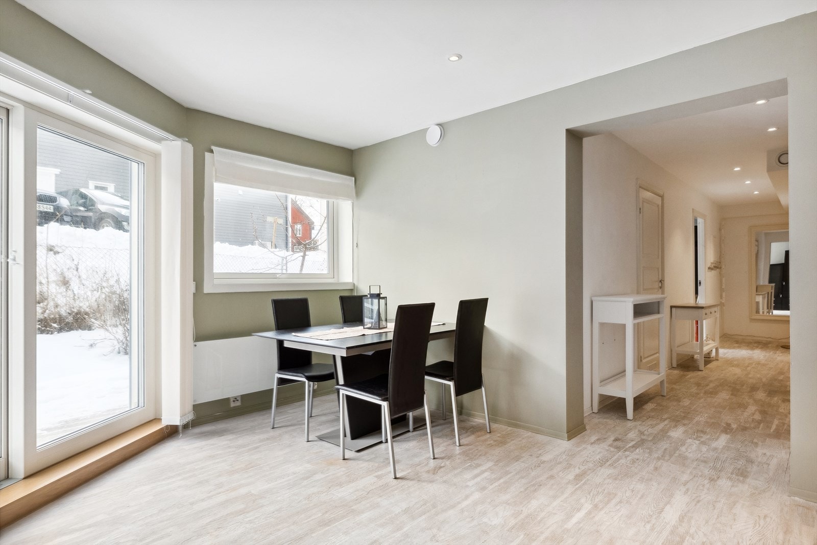 Leiligheten har en delvis åpen løsning mellom stue og kjøkken gir en luftig atmosfære. Galleribilde