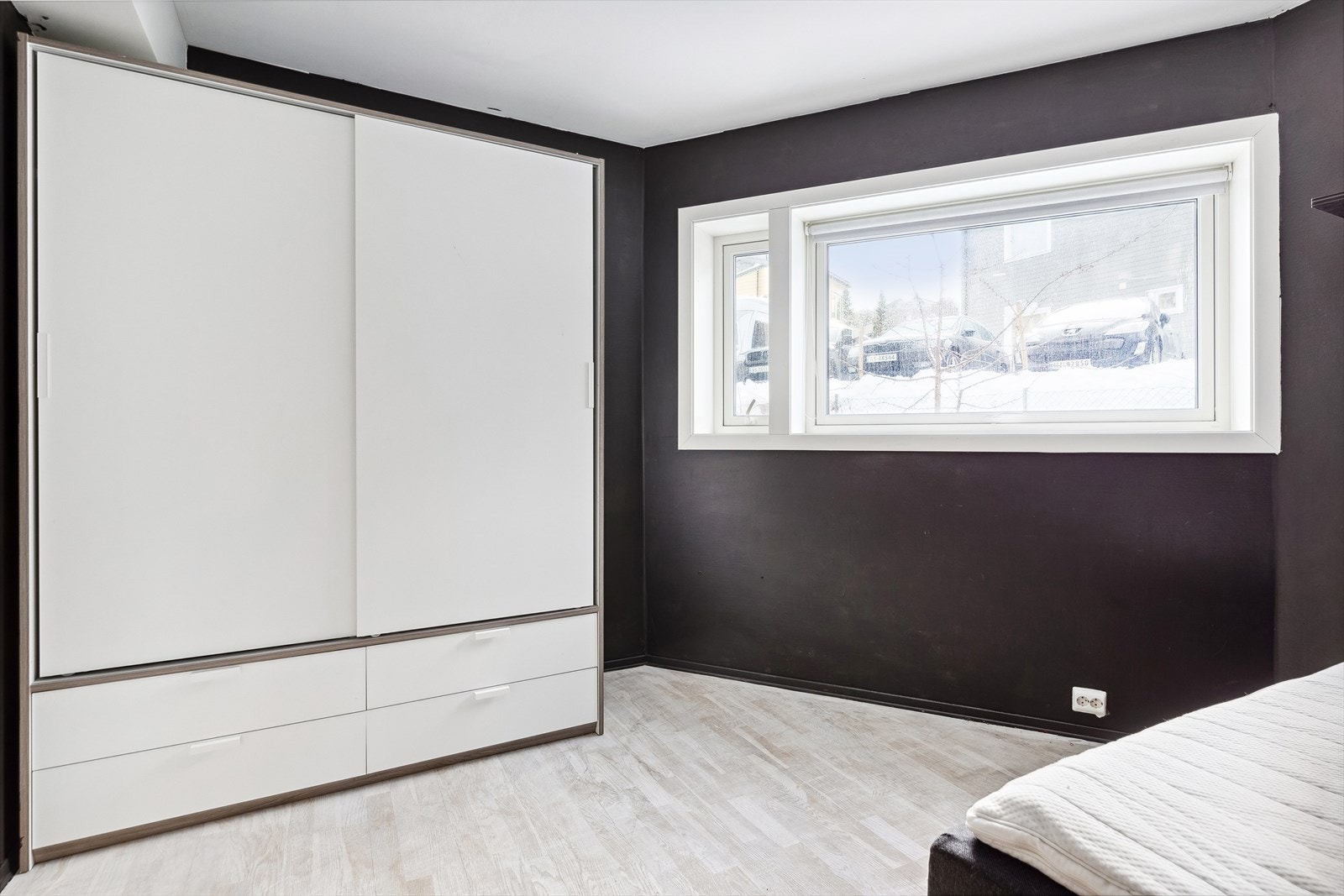 Soverommet har godt med plass til ønsket møblement og rikelig med plass til garderobeløsning. Galleribilde