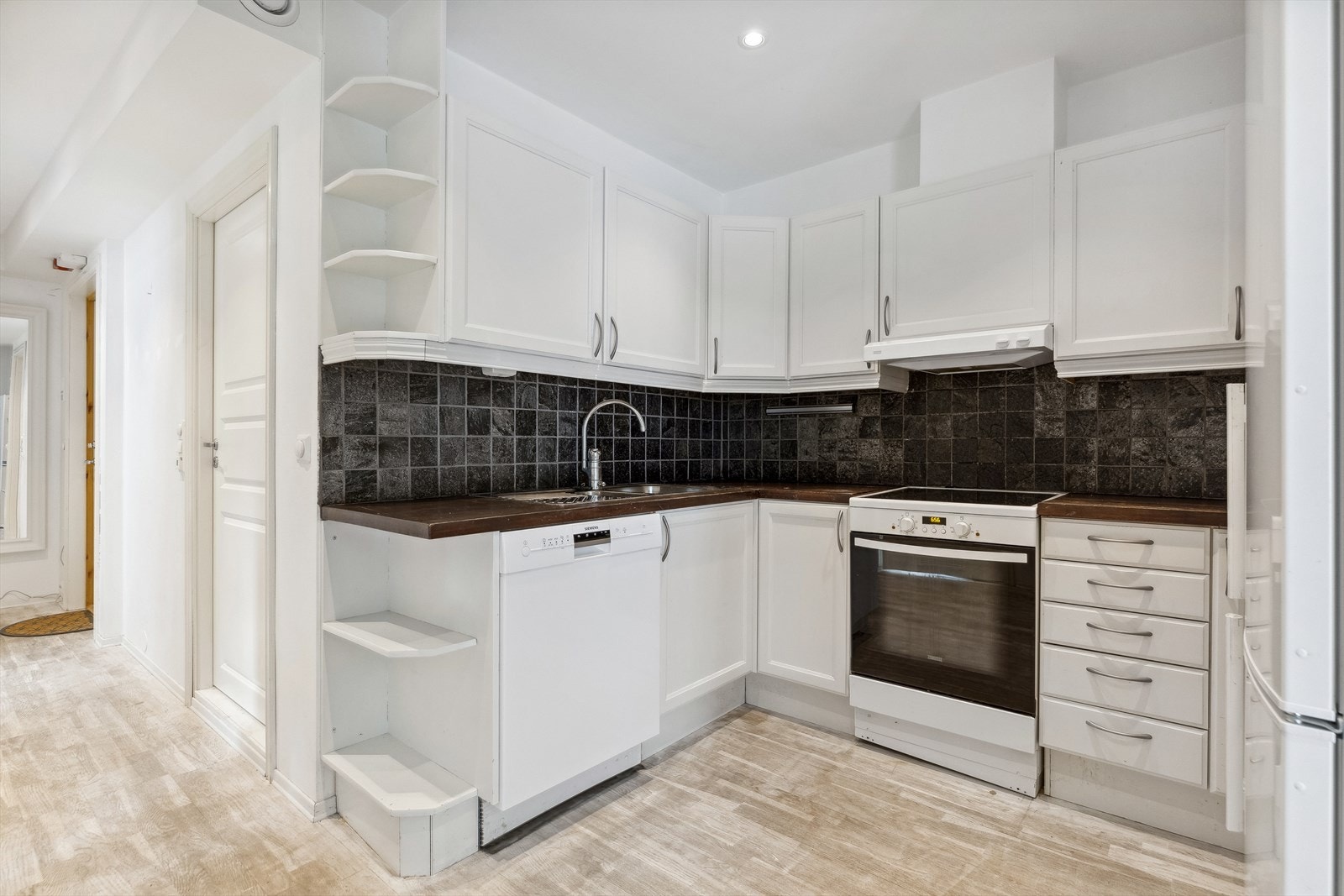 Kjøkkenet har godt med skap- og benkeplass i både over- og underskap, som gir rikelig med oppbevaringsplass. Galleribilde