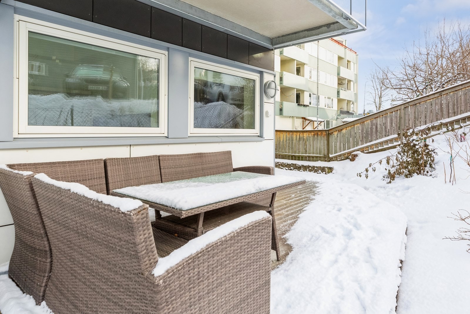 Terrassen har gode møbleringsmuligheter for sittegrupper med koselig hageareal ved plattingen. Galleribilde