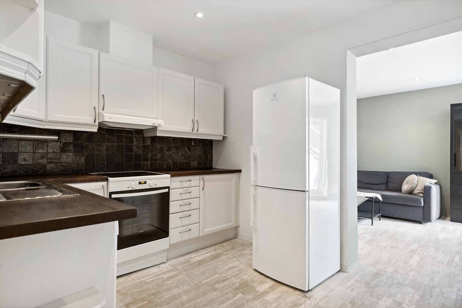 Kjøkkenet er på 9m² og er innredet med mekanisk avtrekksvifte over stekesonen og opplegg for oppvaskmaskin. Galleribilde