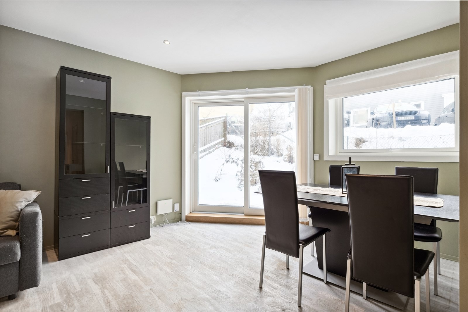 Stuen byr på store flotte vindusflater som gir rikelig med naturlig lysinnslipp. Galleribilde