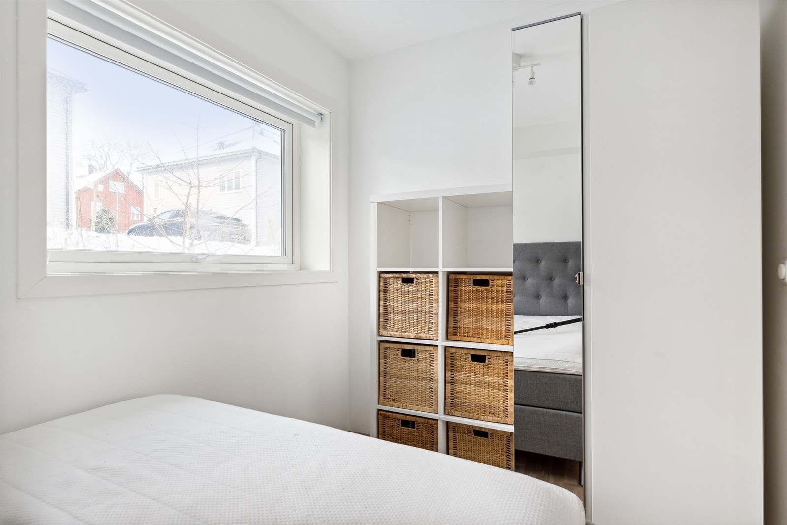 Soverommet har gode oppbevaringsmuligheter og ligger i tilknytning til kjøkken og entré. Galleribilde