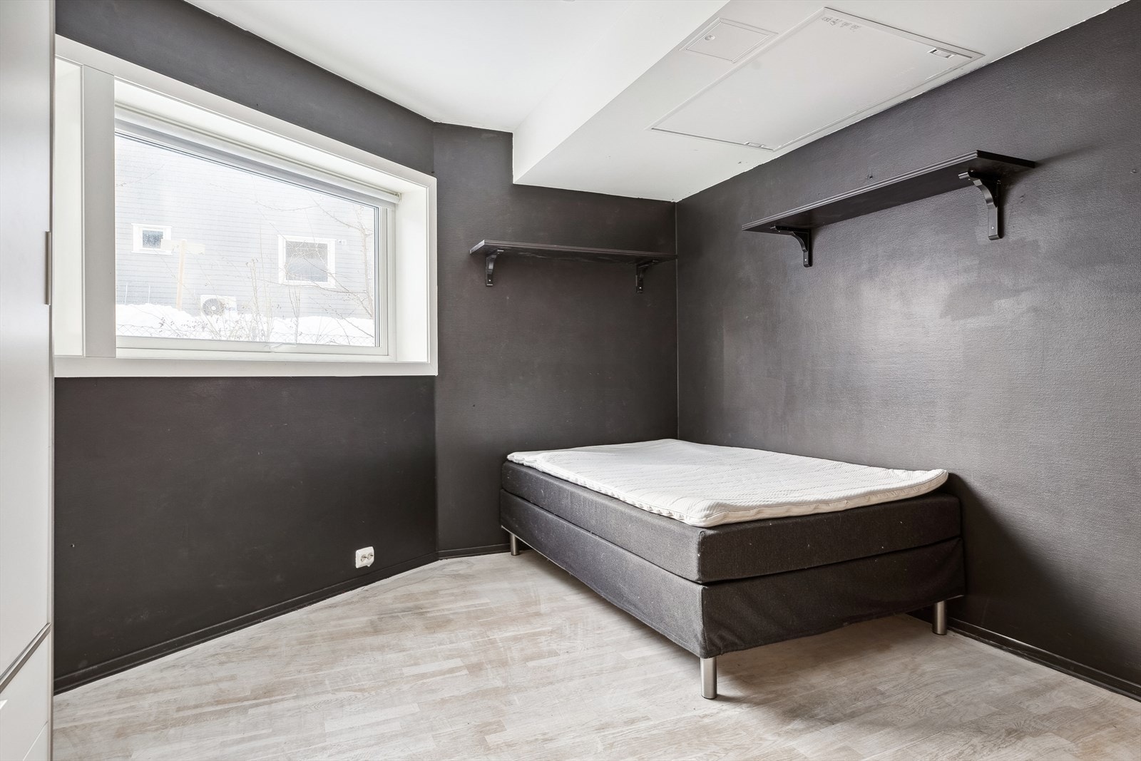 Det første soverommet er på 10,5m² med store vindusflater som gir rikelig med naturlig lysinnslipp. Galleribilde