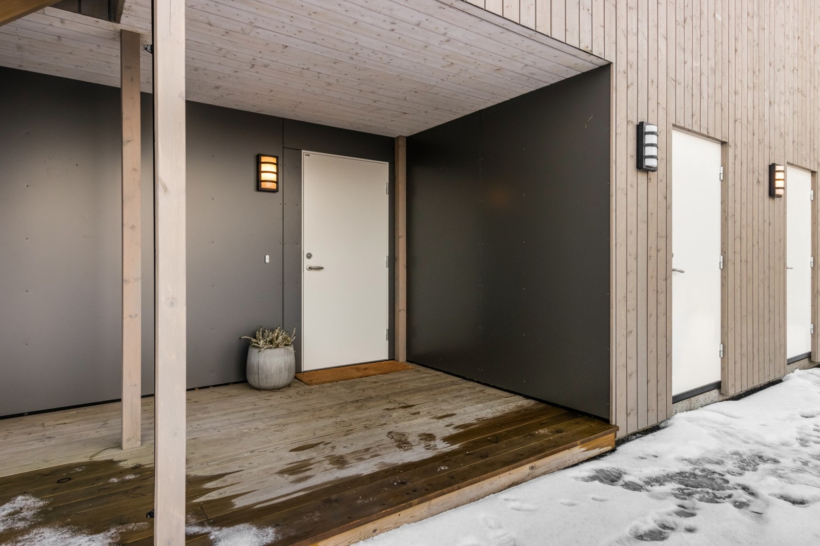 Takoverbygd inngangsparti - tilknyttet utvendig bod. Galleribilde