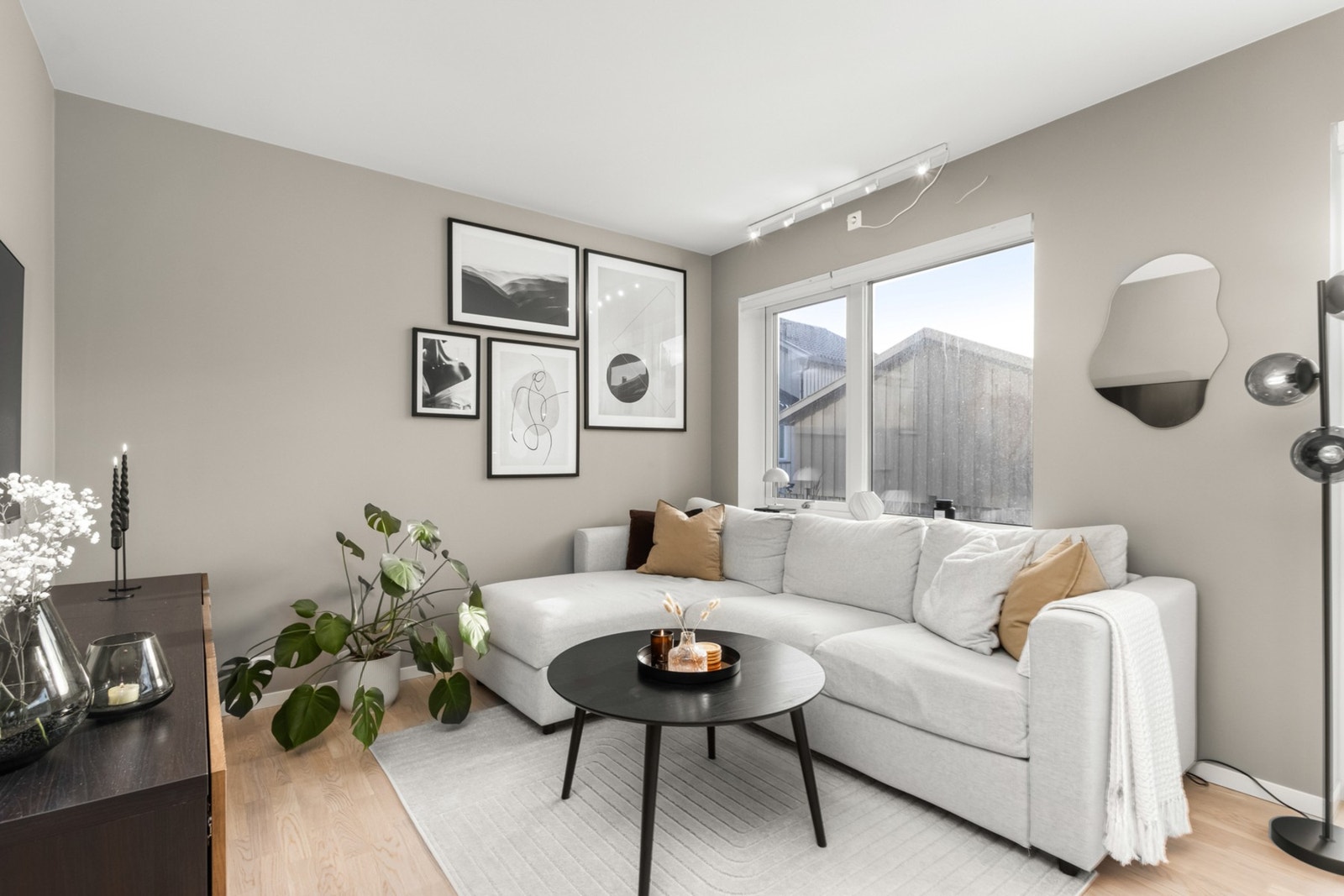 Leiligheten har åpen stue / kjøkkenløsning med god plass til både sofa og spisebord. Galleribilde