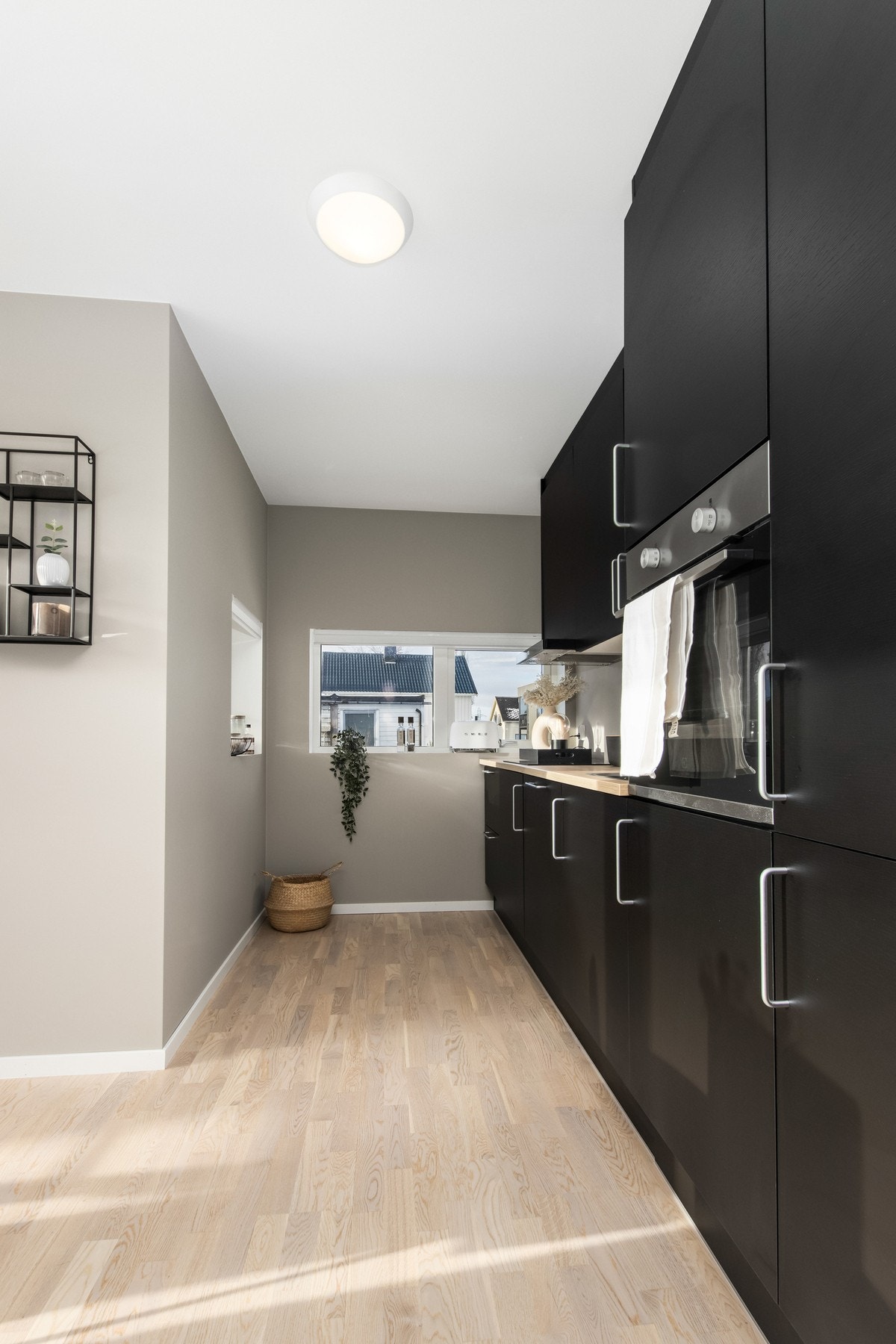 Kjøkken med integrerte hvitevarer. Galleribilde