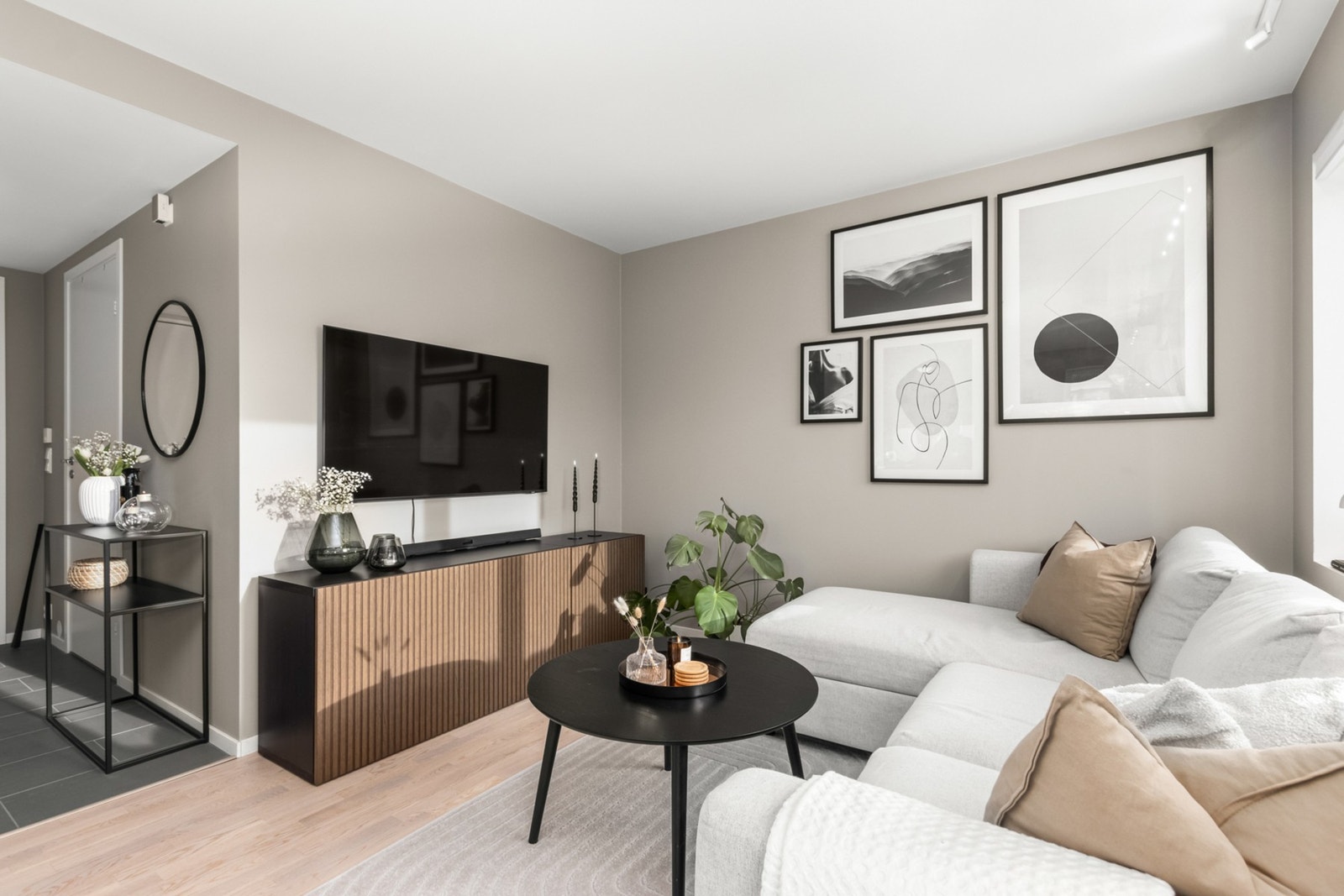 Vannbåren gulvvarme i alle rom bortsett fra soverom - samt balansert ventilasjonsanlegg. Galleribilde