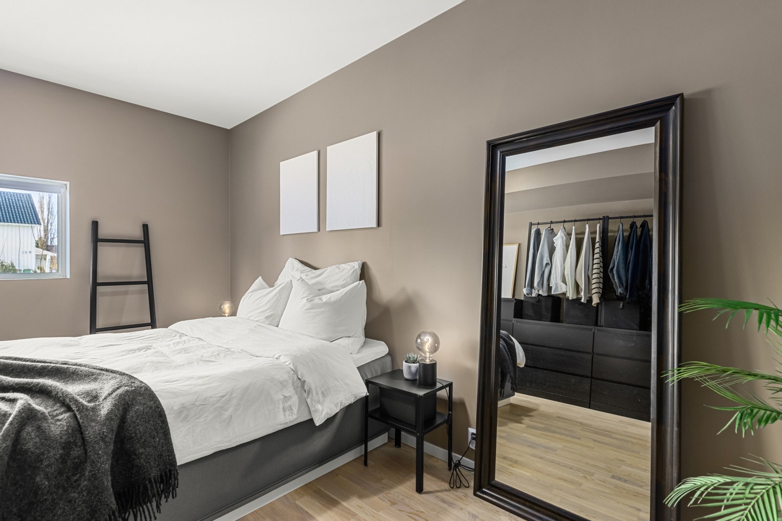 Soverom malt i lun og moderne farge. Galleribilde