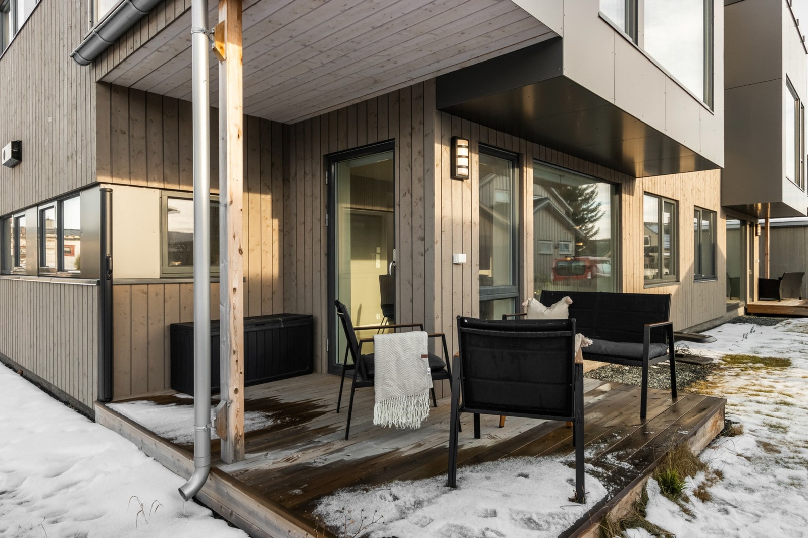 Koselig terrasse med ettermiddag- og kveldssol. Galleribilde