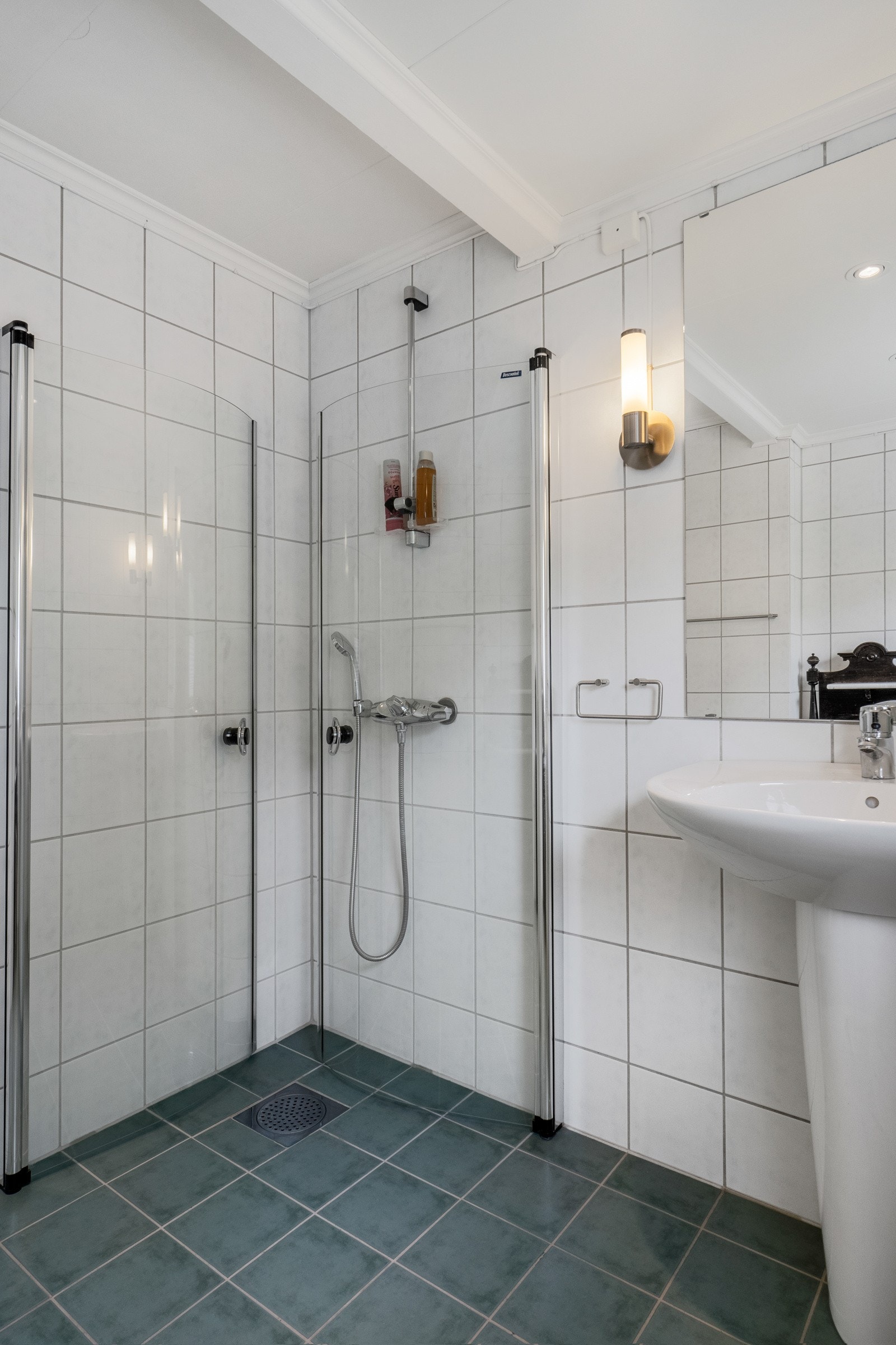 Badet er innredet med toalett, servant og dusjhjørne. Galleribilde