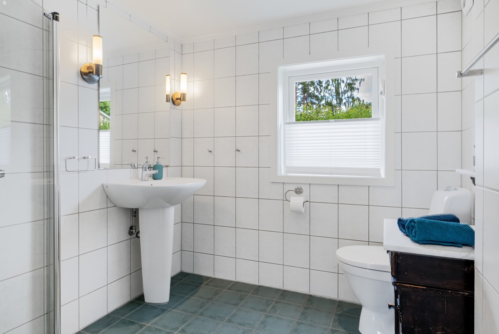 Badet i 1.etasje har fliser på vegger og gulv samt vannbåren gulvvarme. Galleribilde